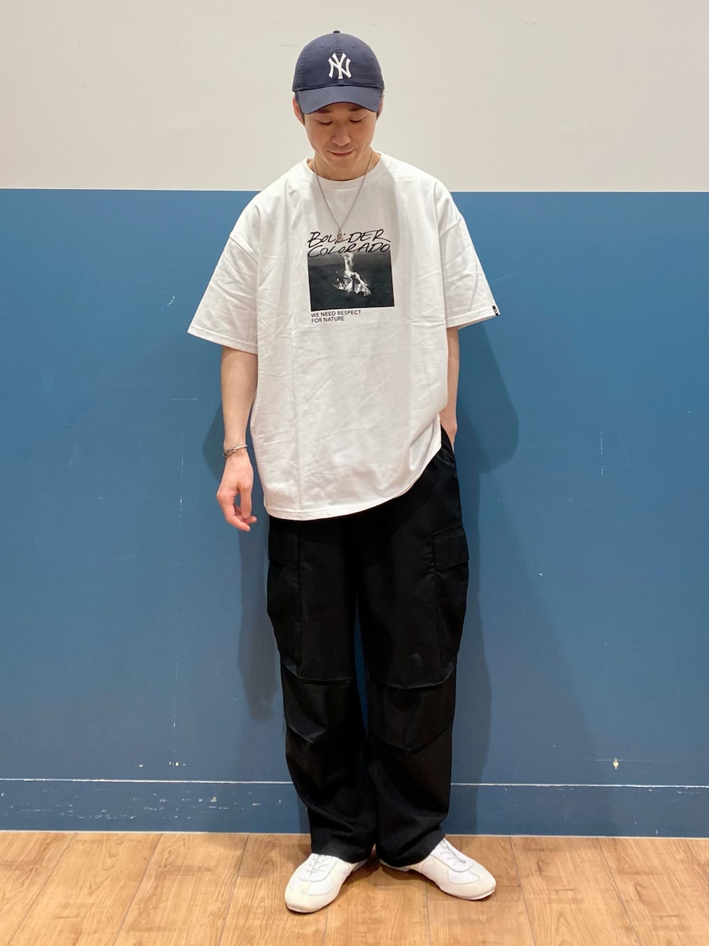 「ラフ、ビッグシルエット、Ｔシャツ、ストリートMIX、モノトーンコーデ、ワイドパンツ、ビッグT、ニューエラ、カーゴパンツ、ストリート、白Tシャツ、キャップ、フォトT、グラフィックＴ、Right-on」｜「CAMP7の【CAMP7】フォトグラフィックＴシャツ（Tシャツ/カットソー、ホワイト系）」を使った、IGAYUIさん（メンズ・167cm）の夏コーディネートの1枚目の写真