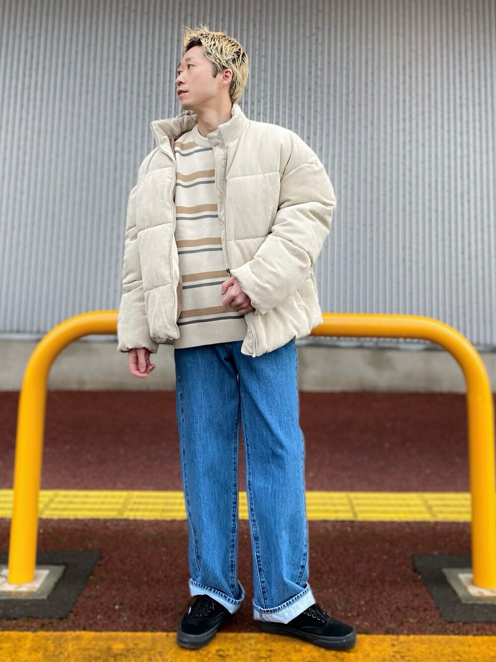「ootd、ニット/セーター、ニットコーデ、ダウンジャケット、ホワイト、ルーズシルエット、デニムパンツ、Levi's、コーデュロイ、ボーダー、マルチボーダー、Right-on、ビッグシルエット、中綿ジャケット、オーバーサイズ」｜「Right-onのコーデュロイ中綿ブルゾン（ダウンジャケット/コート、ホワイト系）」を使った、IGAYUIさん（メンズ・167cm）の秋コーディネートの1枚目の写真