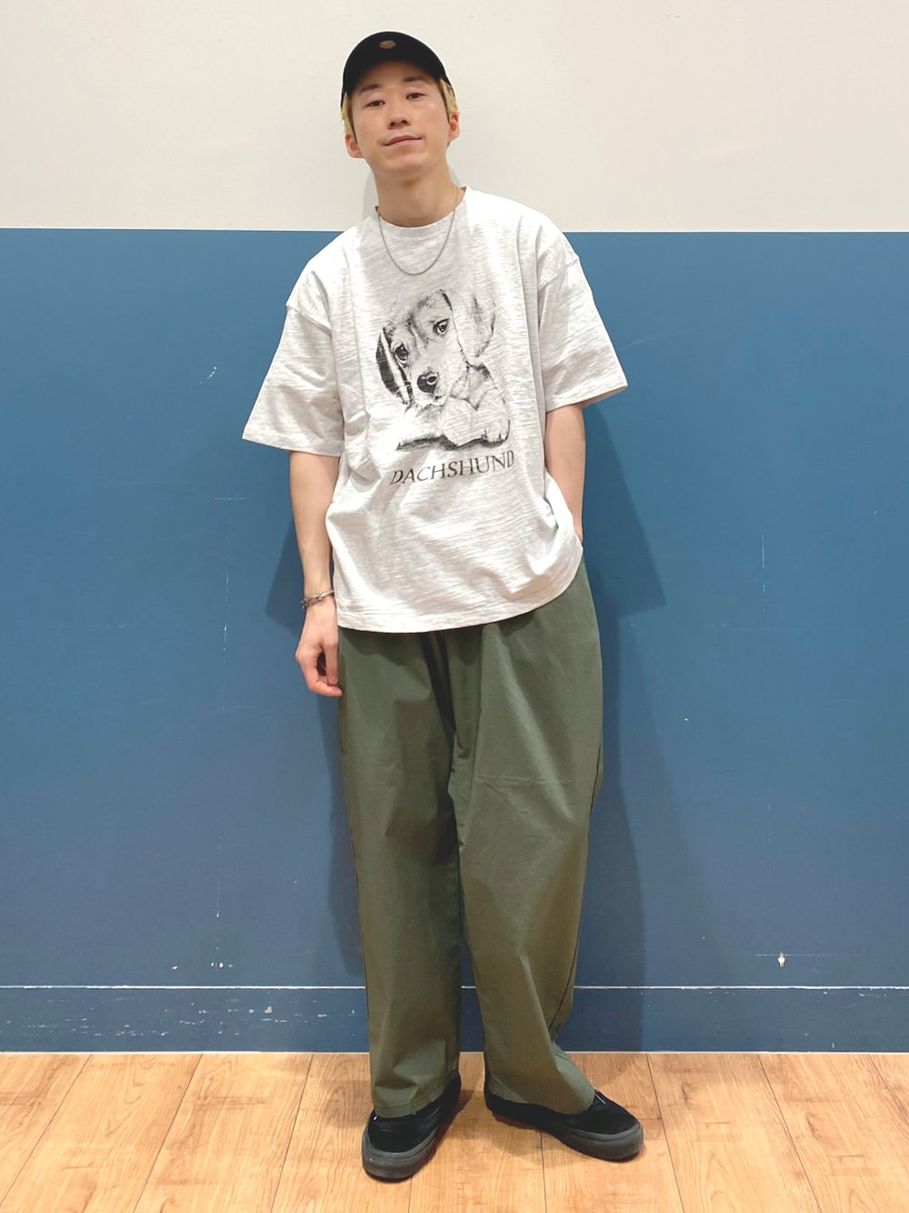 「春夏コーデ、シンプル、オーバーサイズ、夏コーデ、ラフコーデ、Tシャツ、カラー×コーデ、プリントT、古着MIX、アニマル柄、ワイドパンツ、カーキ、ニューエラ、キャップ、Right-on」｜「BACK NUMBERの【BACK NUMBER】アニマルプリントＴシャツ（Tシャツ/カットソー、グレー系）」を使った、IGAYUIさん（メンズ・167cm）の春コーディネートの1枚目の写真