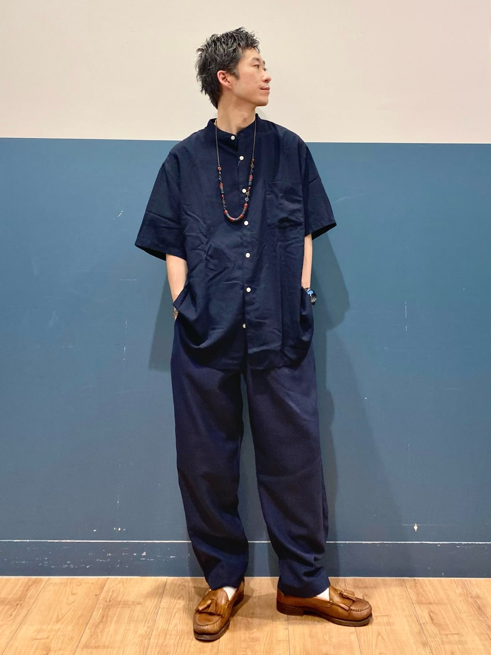 「リラックススタイル、ゆるコーデ、ワイドパンツ、シンプル、低身長男子、ネイビー、セットアップ、カラーパンツ、シャツスタイル、バンドカラーシャツ、リネンパンツ、モード、Right-on、ローファー、サマースタイル」｜「BACK NUMBERの【BACK NUMBER】「COOL」半袖スタンドシャツ（シャツ/ブラウス、ブルー系）」を使った、IGAYUIさん（メンズ・167cm）の夏コーディネートの1枚目の写真