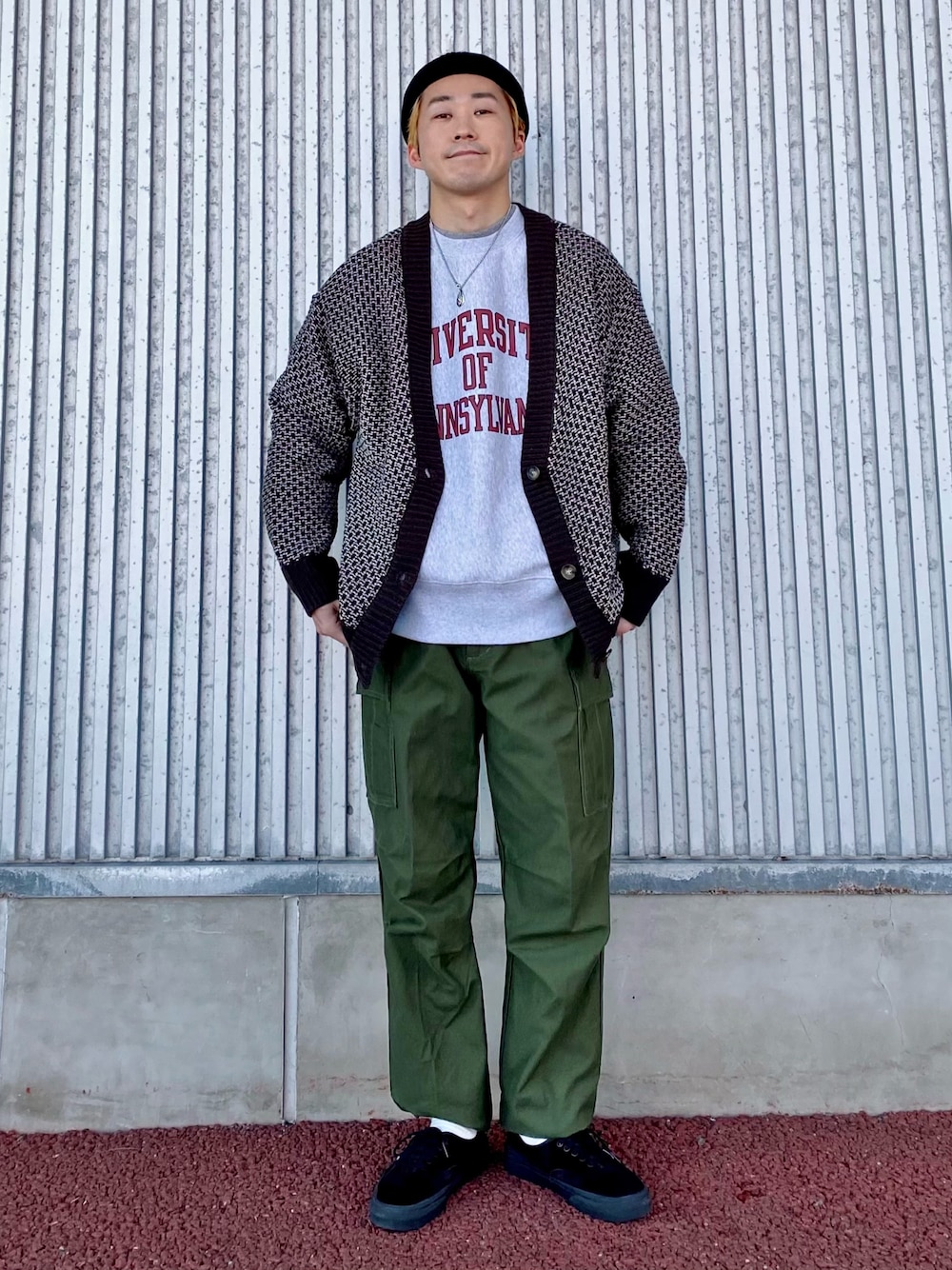 「ビッグシルエット、大人カジュアル、ootd、ゆるコーデ、低身長、ミリタリー、カーゴパンツ、黒、カーディガン、スウェット、カレッジ、プリントT、Right-on、ニット帽、古着コーデ」｜「HONEYSUCKLE ROSEの【HONEYSUCKLE ROSE】地柄編みカーディガン（カーディガン/ボレロ、ホワイト系）」を使った、IGAYUIさん（メンズ・167cm）の冬コーディネートの1枚目の写真