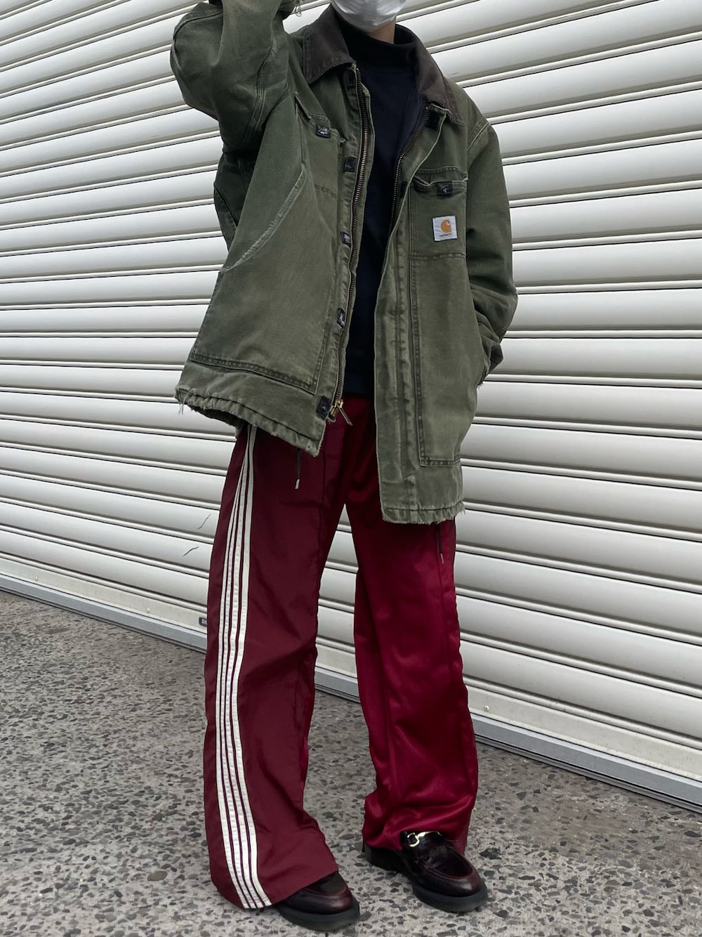 「春色、ジャケット、古着、古着MIX、carhartt、ciaopanic、etsinta、お洒落さんとつながりたい、タートルネック、カジュアルコーデ」｜「etsintaの【なにわ男子 藤原丈一郎さん着用】【etsinta】リメイクトラックジャージパンツ（その他パンツ、レッド系）」を使った、Takumaさん（メンズ・167cm）の春コーディネートの1枚目の写真