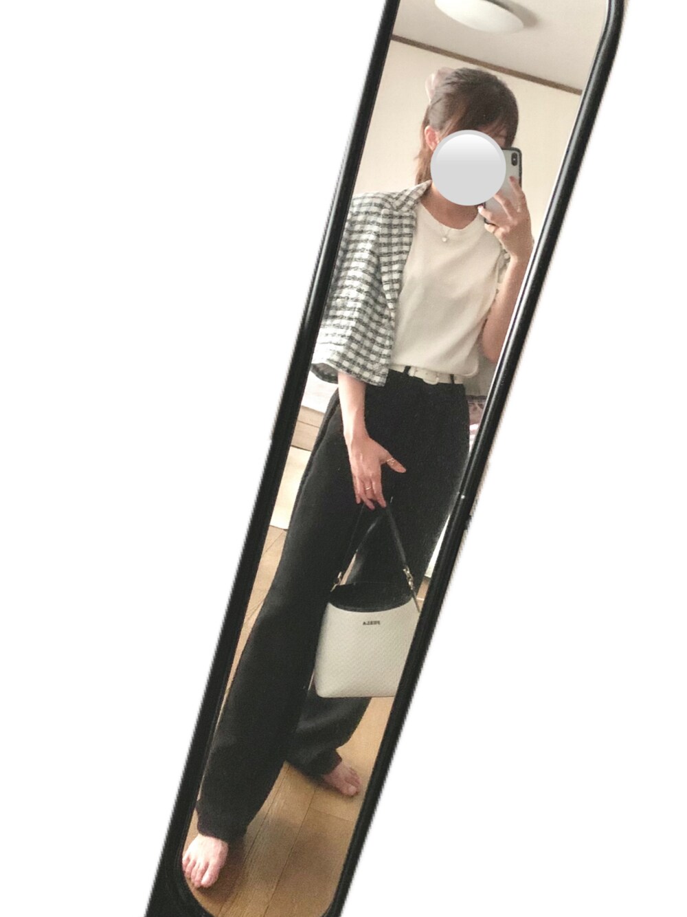 ホワイト系のTシャツ/カットソー、ブルー系のジャケット/アウター、ブラック系のスラックスを着用したレディースの夏コーディネートの1枚目の写真