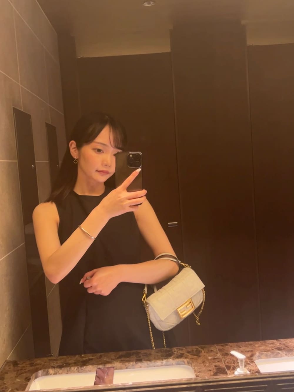 「秋先取りコーデ、青山、休日スタイル、プチプラ、スカートスタイル、ワンピース、ディナー、ディナーコーデ、オトナカワイイ、骨格ウェーブ、お洒落さんとつながりたい、ミニバッグ、キレイめ、お気に入りコーデ、きれいめコーディネート」｜「HIROTAKAの＜Hirotaka（ヒロタカ）＞ COMBI RINGRING バングル■■■（ブレスレット、シルバー系）」を使った、𝙮𝙪𝙠𝙖 さん（レディース・150cm）の秋コーディネートの1枚目の写真