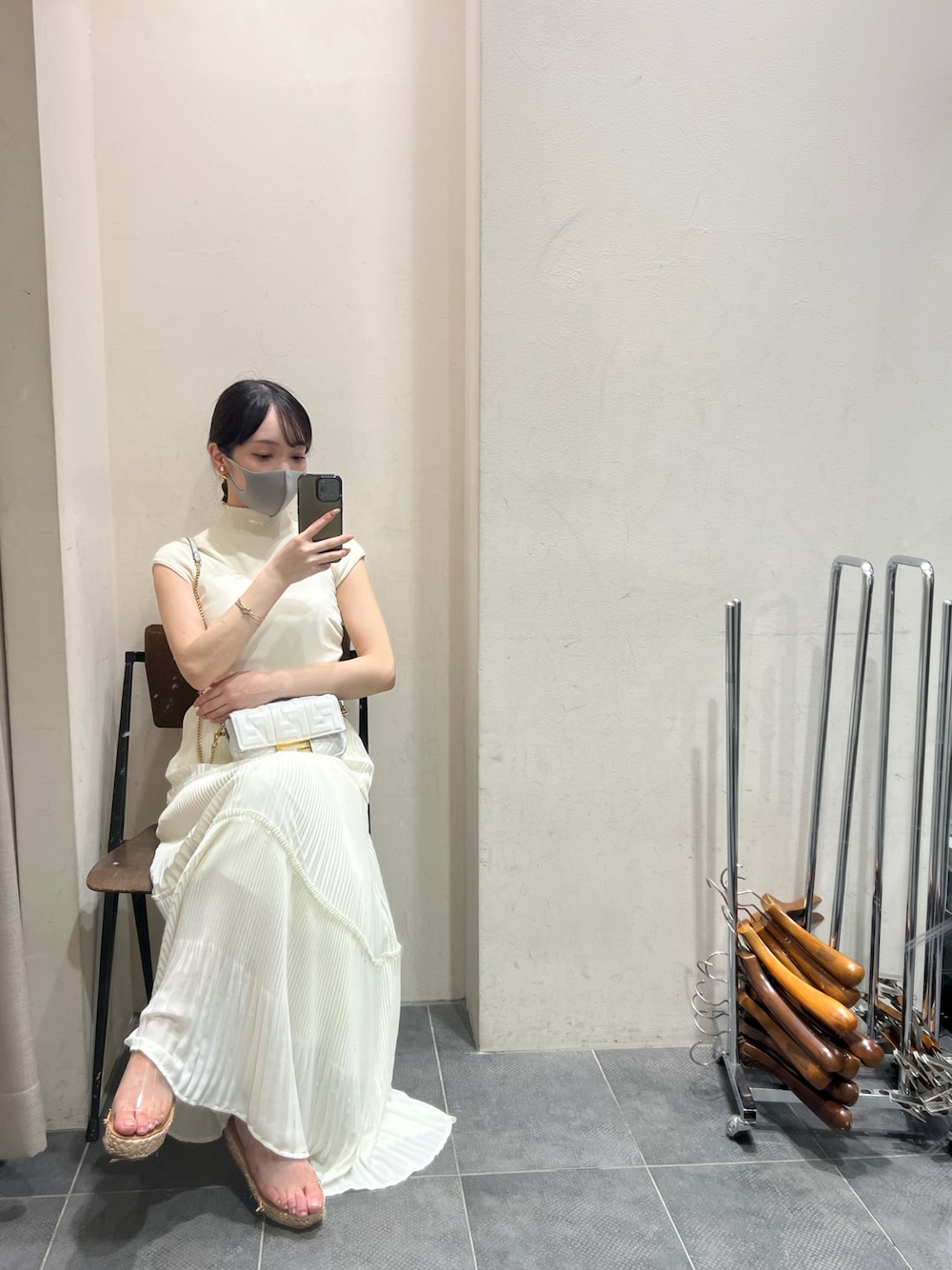 「休日コーデ、大人かわいい、低身長コーデ、サンダル、お洒落さんとつながりたい、プチプラコーデ、秋コーデ、大人ガーリー、ラクチンコーデ、デート、骨格ウェーブ、オールホワイト、シアー、ホワイトコーデ、上品カジュアル」｜「LOUIS VUITTONのアイテム（ピアス（両耳用）、ゴールド系）」を使った、𝙮𝙪𝙠𝙖 さん（レディース・150cm）の夏コーディネートの1枚目の写真