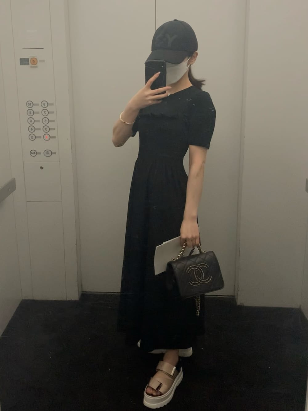 「カジュアル、キャップ、秋のコーデ、黒、モノトーン、秋色、休日スタイル、ootd、夏コーデ、韓国ファッション、病院、暑い日、ラブアンドピース2021、筋肉感」｜「H&Mのアイテム（ワンピース/ドレス、ブラック系）」を使った、𝙮𝙪𝙠𝙖 さん（レディース・150cm）の秋コーディネートの1枚目の写真