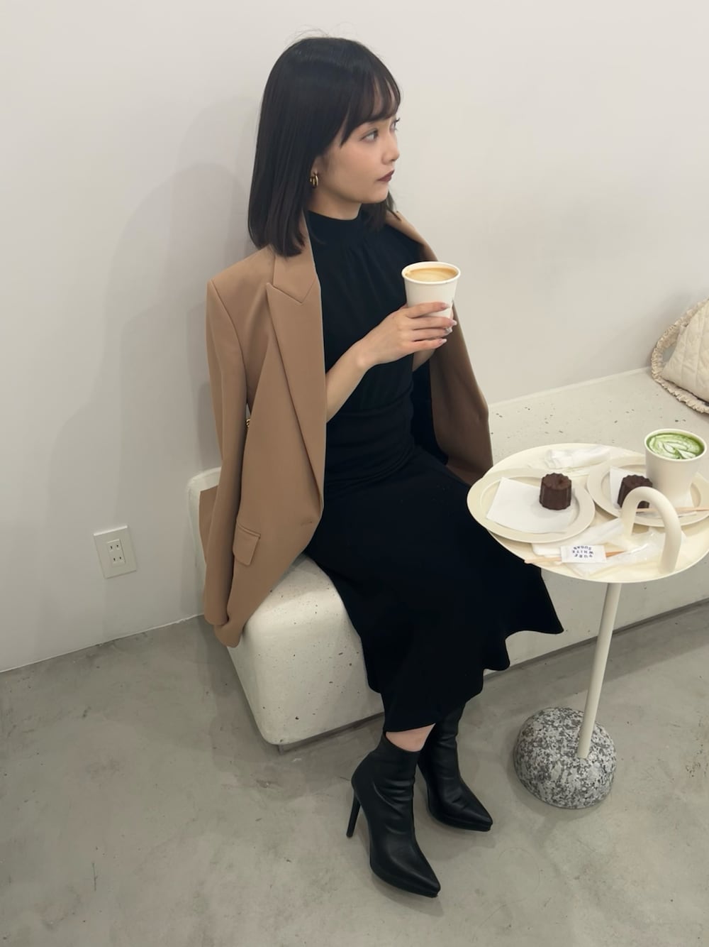 「ワンピース、ビッグシルエット、ハイネック、オレンジ、クリスマス、お出かけコーデ、シンプルコーデ、ベージュコーデ、秋服、大人かわいい、オトナカジュアル、恵比寿、秋コーデ、いいね、save、フォローお願いします🤑、未来のWEARISTAプロジェクト」｜「R&Eの【R&E】ポインテッドトゥハイヒールショートブーツ（ブーツ、ブラック系）」を使った、𝙮𝙪𝙠𝙖 さん（レディース・150cm）の秋コーディネートの1枚目の写真