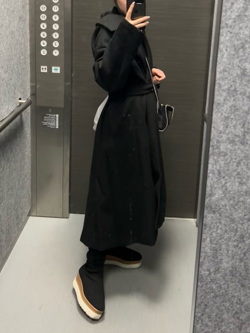 「シンプル、ハイネック、スラックス、オールブラック、オーバーサイズ、大人カジュアル、ガウンコート、ラクチンコーデ、着回しコーデ、低身長コーデ、秋コーデ、秋冬コーデ、おしゃれさんと繋がりたい、ショッピング」｜「ZARAのアイテム（ジャケット/アウター、ブラック系）」を使った、𝙮𝙪𝙠𝙖 さん（レディース・150cm）の秋コーディネートの1枚目の写真