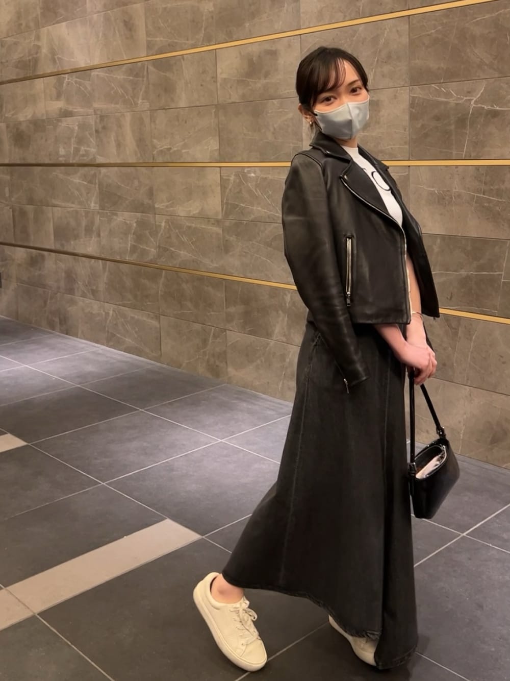 「きれいめカジュアル、はじめましてコーデ、春コーデ、大人カジュアル、ootd、夏コーデ、低身長女子、デートスタイル（WOMEN）、表参道、有明、キャミワンピ、モノトーン、マーメイドスカート、ニットトップス、patou」｜「Patouの＜Patou（パトゥ）＞ロゴ Tシャツ ■■■（Tシャツ/カットソー、ホワイト系）」を使った、𝙮𝙪𝙠𝙖 さん（レディース・150cm）の春コーディネートの1枚目の写真