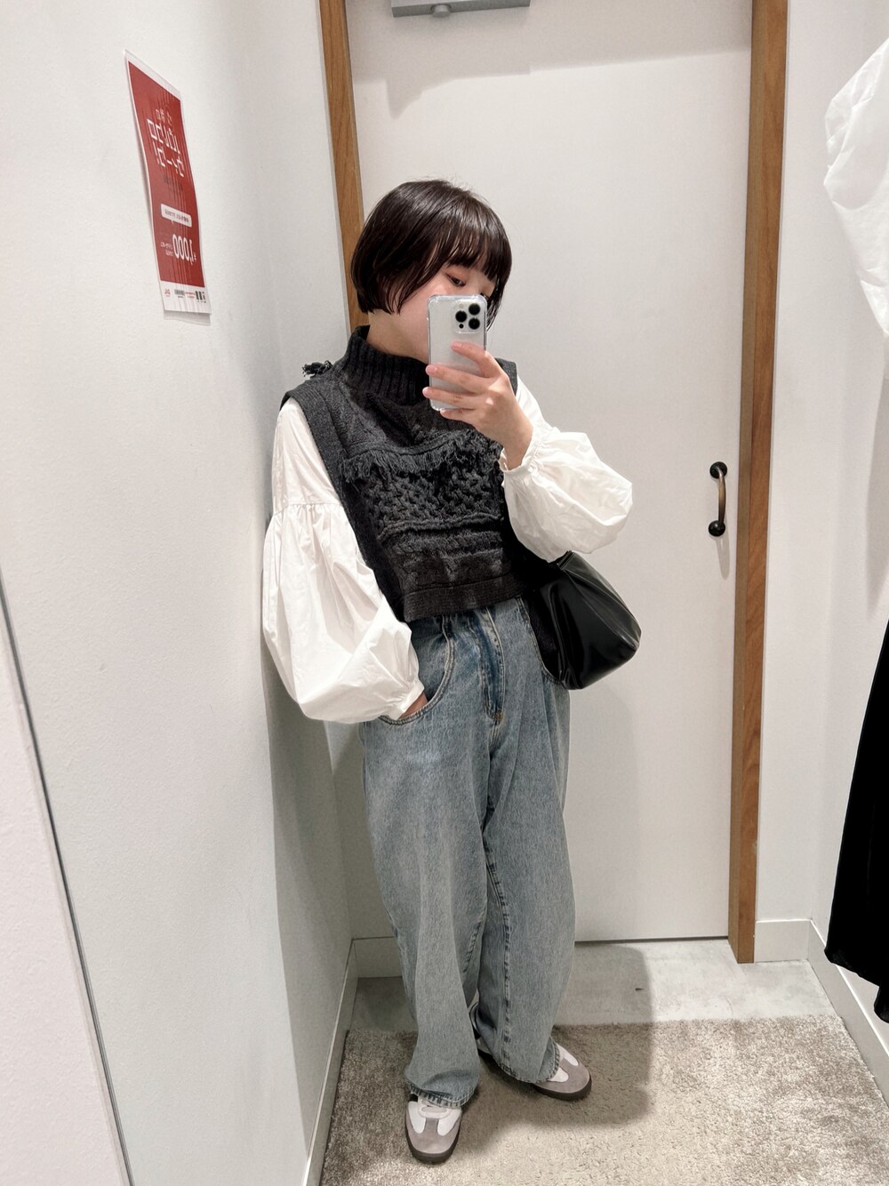 「KBF、kbf_ootd、Mila Owen、samba、Ray BEAMS、レイヤードスタイル、秋のコーデ、デニム、シンプル、おしゃれさんと繋がりたい、いいね、save、フォローお願いします🤑、モノトーンコーデ」｜「KBFのケーブルパッチワークハイネックベスト（ニット/セーター、グレー系）」を使った、mmmさん（レディース・160cm）の秋コーディネートの1枚目の写真