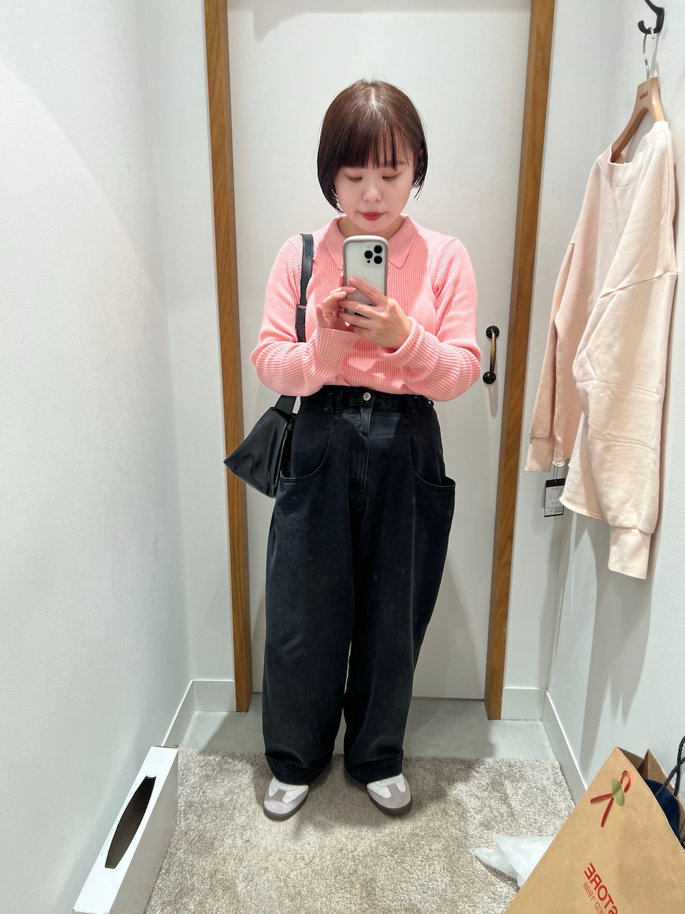 「KBF、kbf_ootd、adidas、samba、Ray BEAMS、春、ニットポロ、おしゃれさんと繋がりたい、いいね、save、フォローお願いします🤑」｜「KBFのロングスリーブポロニット（ニット/セーター、ピンク系）」を使った、mmmさん（レディース・160cm）の冬コーディネートの1枚目の写真