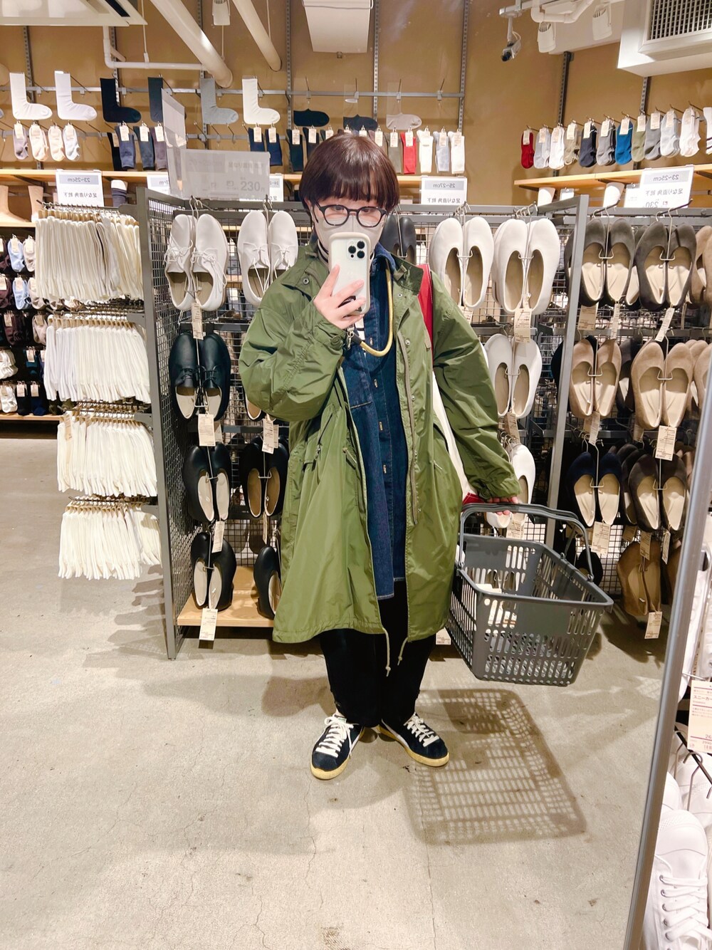 「coen、JEANASiS、UNIQLO U、PUMA、puma suede、ショートヘア、おしゃれさんと繋がりたい、フォローミー、ゆるコーデ、大人カジュアル」｜「coenの【ユニセックス・WEB限定カラー】撥水M-65TYPE モッズコート#（モッズコート、グリーン系）」を使った、mmmさん（レディース・157cm）の冬コーディネートの1枚目の写真