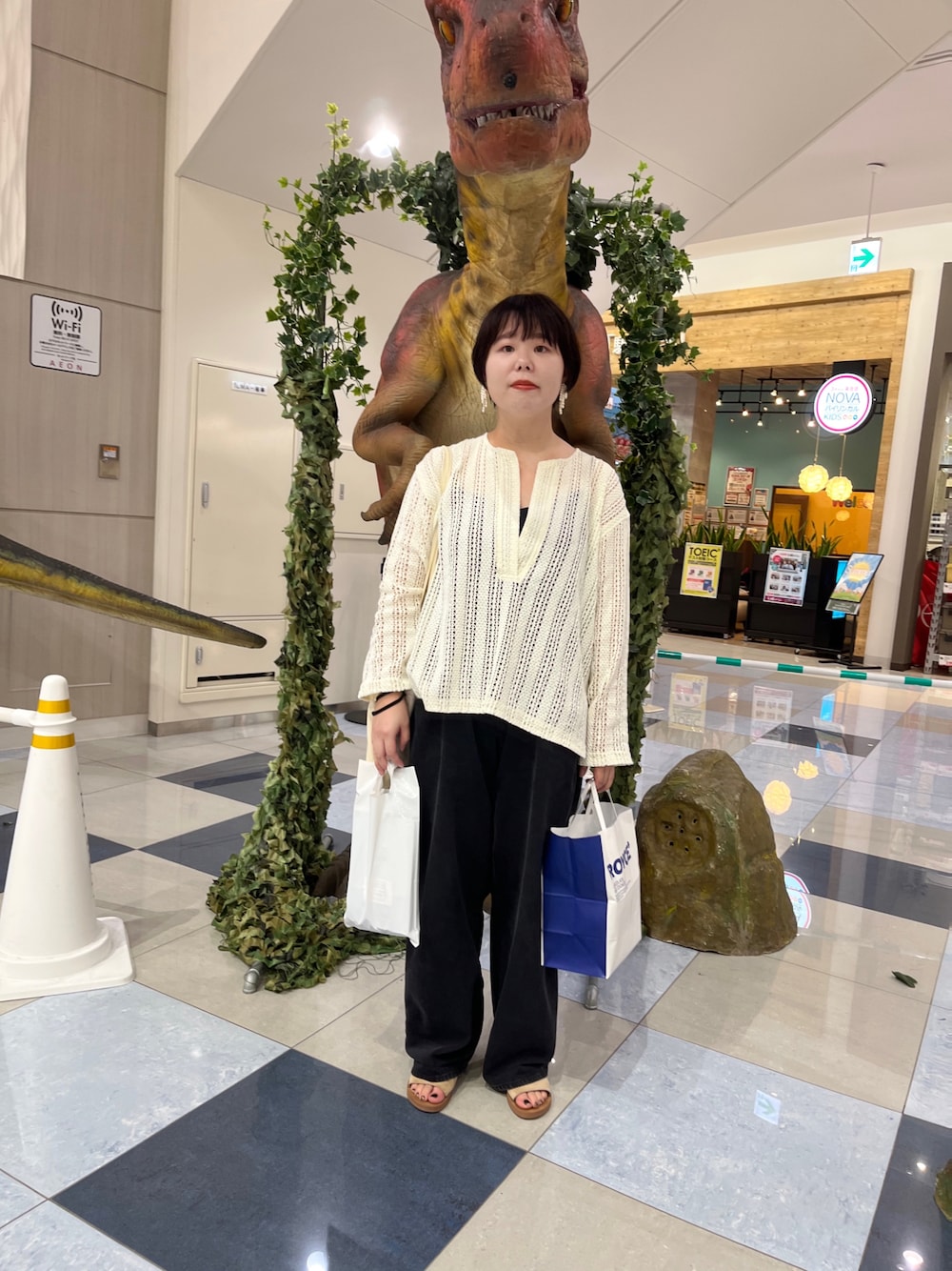 「BEAUTY&YOUTH UNITED ARROWS、KBF、kbf_ootd、niko and ...、カジュアルコーデ、オトナ女子、おでかけコーデ、おしゃれさんと繋がりたい、いいね、save、フォローお願いします🤑、大人かわいい、ショートヘア」｜「BEAUTY&YOUTH UNITED ARROWSのラッセルレース Vネック ロングスリーブチュニック（チュニック、ホワイト系）」を使った、mmmさん（レディース・160cm）の夏コーディネートの1枚目の写真