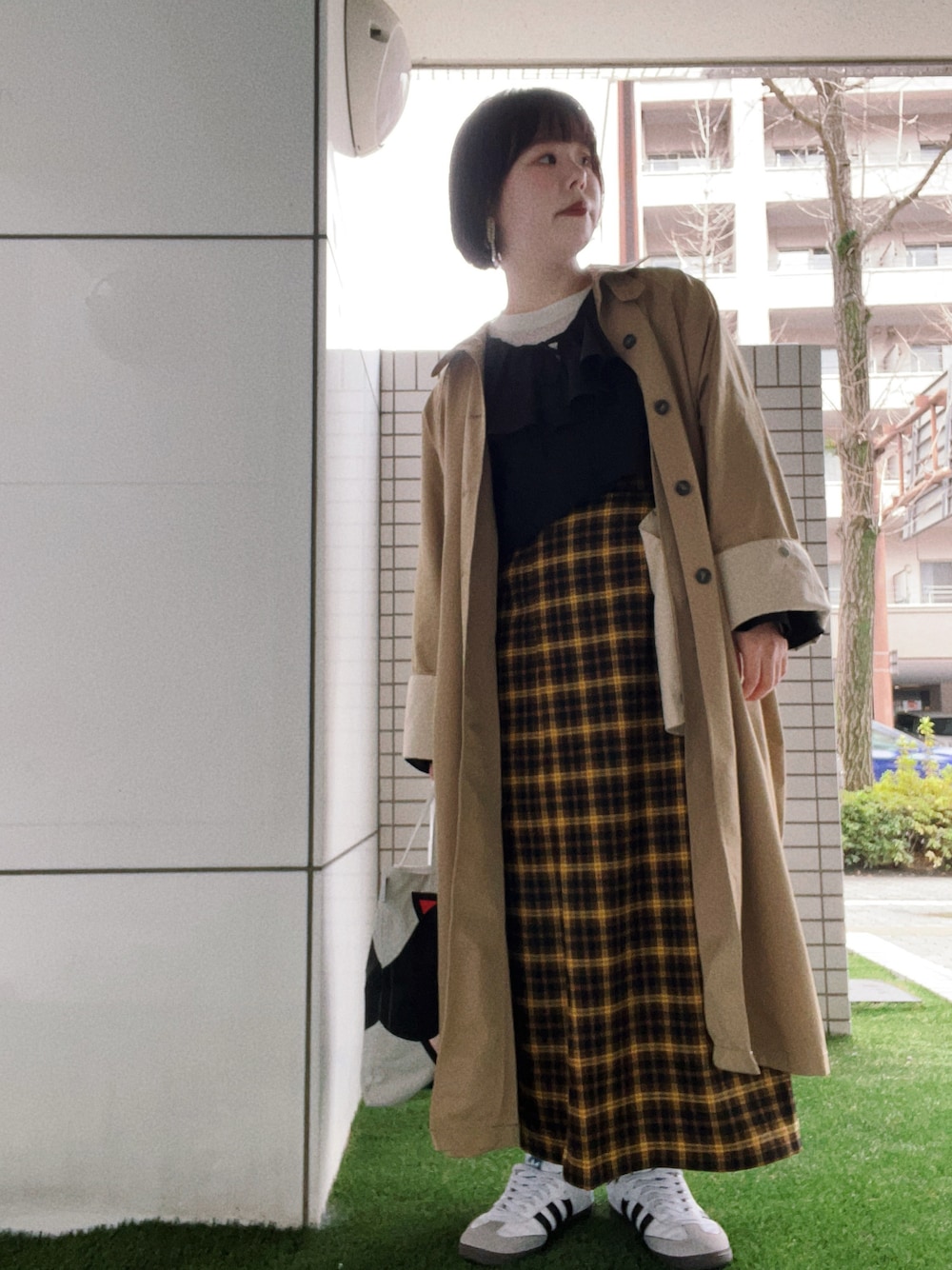 「KBF、kbf_ootd、LOWRYS FARM、ROSE BUD、SENSE OF PLACE by URBAN RESEAR、SENSEOFPLACE、adidas、samba、BEAMS BOY、おしゃれさんと繋がりたい、いいね、save、フォローお願いします🤑、休日コーデ、ファッションを楽しもう」｜「KBFのステンカラーBIGBIGコート（ステンカラーコート、ベージュ系）」を使った、mmmさん（レディース・160cm）の冬コーディネートの1枚目の写真