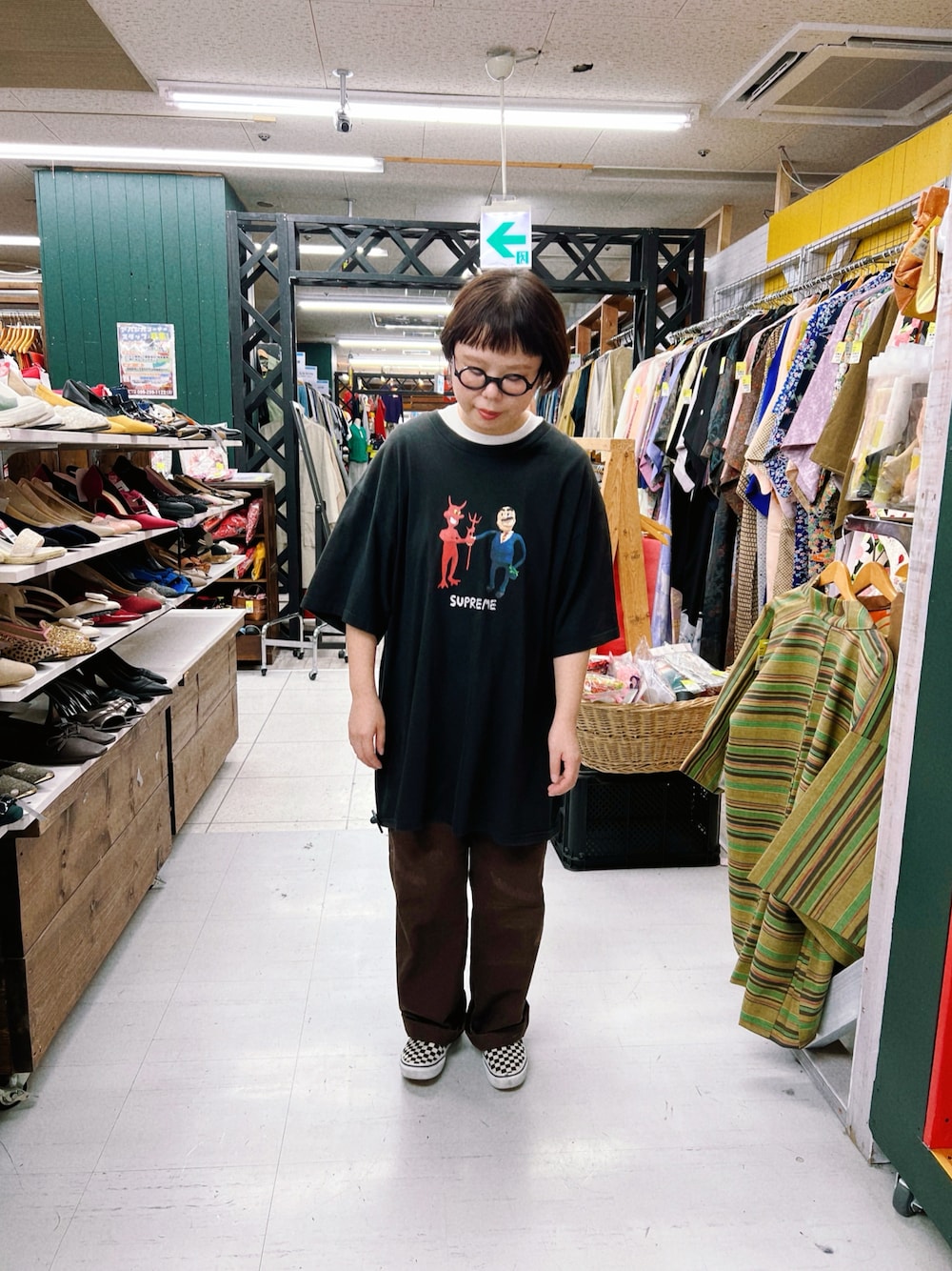 「アメカジ、supreme、BEAMS BOY、VANS、黒Tシャツ、おしゃれさんと繋がりたい、お出かけコーデ、いいね、save、フォローお願いします🤑、雨の日コーデ、夏だ！Tシャツ着よう！」｜「Supreme のアイテム（Tシャツ/カットソー、ブラック系）」を使った、mmmさん（レディース・160cm）の春コーディネートの1枚目の写真