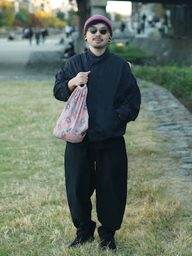 「アイテム（バックパック/リュック）」を使った、dosei72_モノトーンおじさんさん（メンズ・168cm）の秋コーディネート