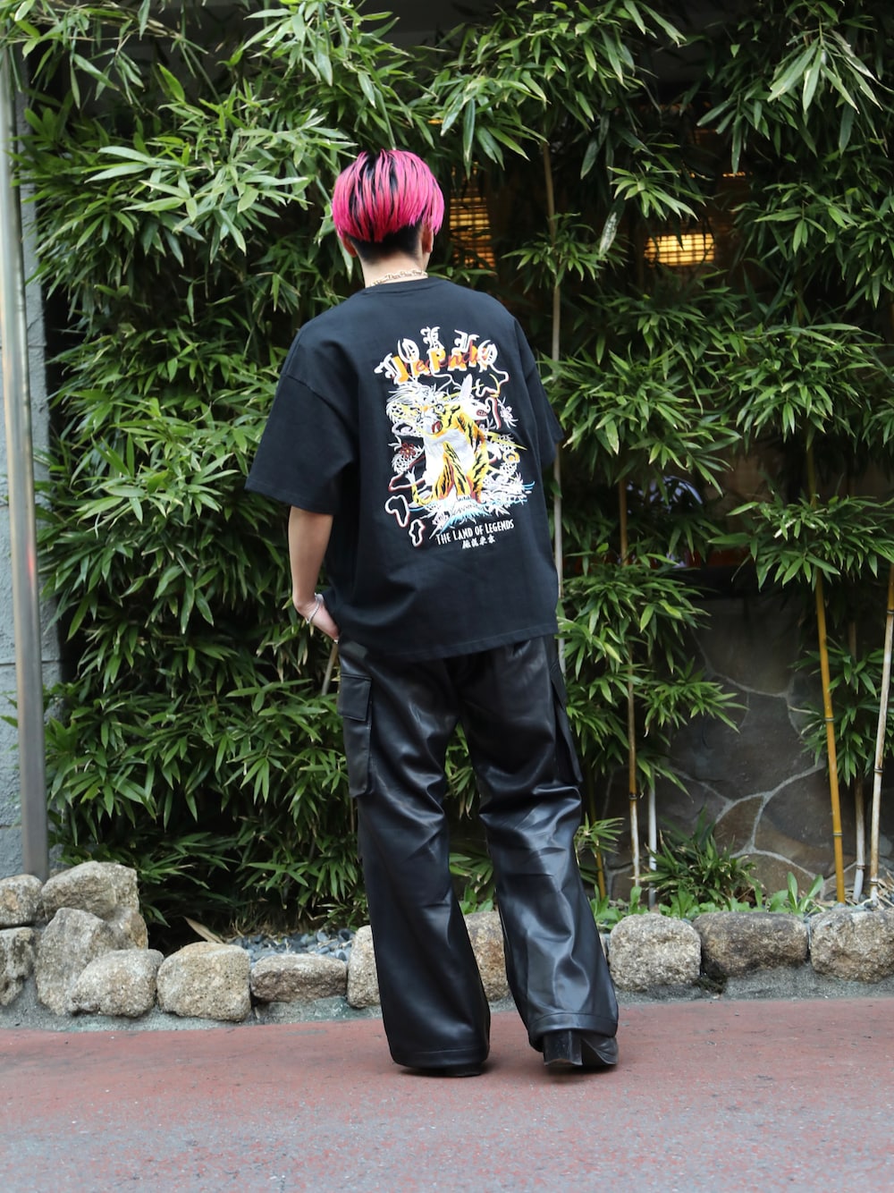 「ストリート、カーゴパンツ、刺繍、レザー、モードストリート」｜「LEGENDAのレジェンダ THE LAND OF スカ スーベニア Tシャツ / LEGENDA THE LAND OF LEGENDS SKA Souvenir T-Shirt（Tシャツ/カットソー、ブラック系）」を使った、LEGENDA_TOKYOさん（メンズ・177cm）の春コーディネートの1枚目の写真