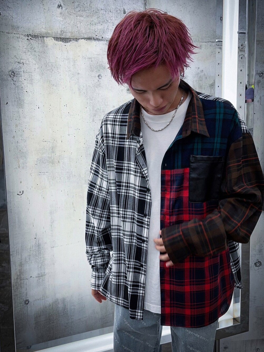 その他のシャツ/ブラウス、ブルー系のデニムパンツ、ホワイト系のTシャツ/カットソーを着用したメンズの秋コーディネートの1枚目の写真