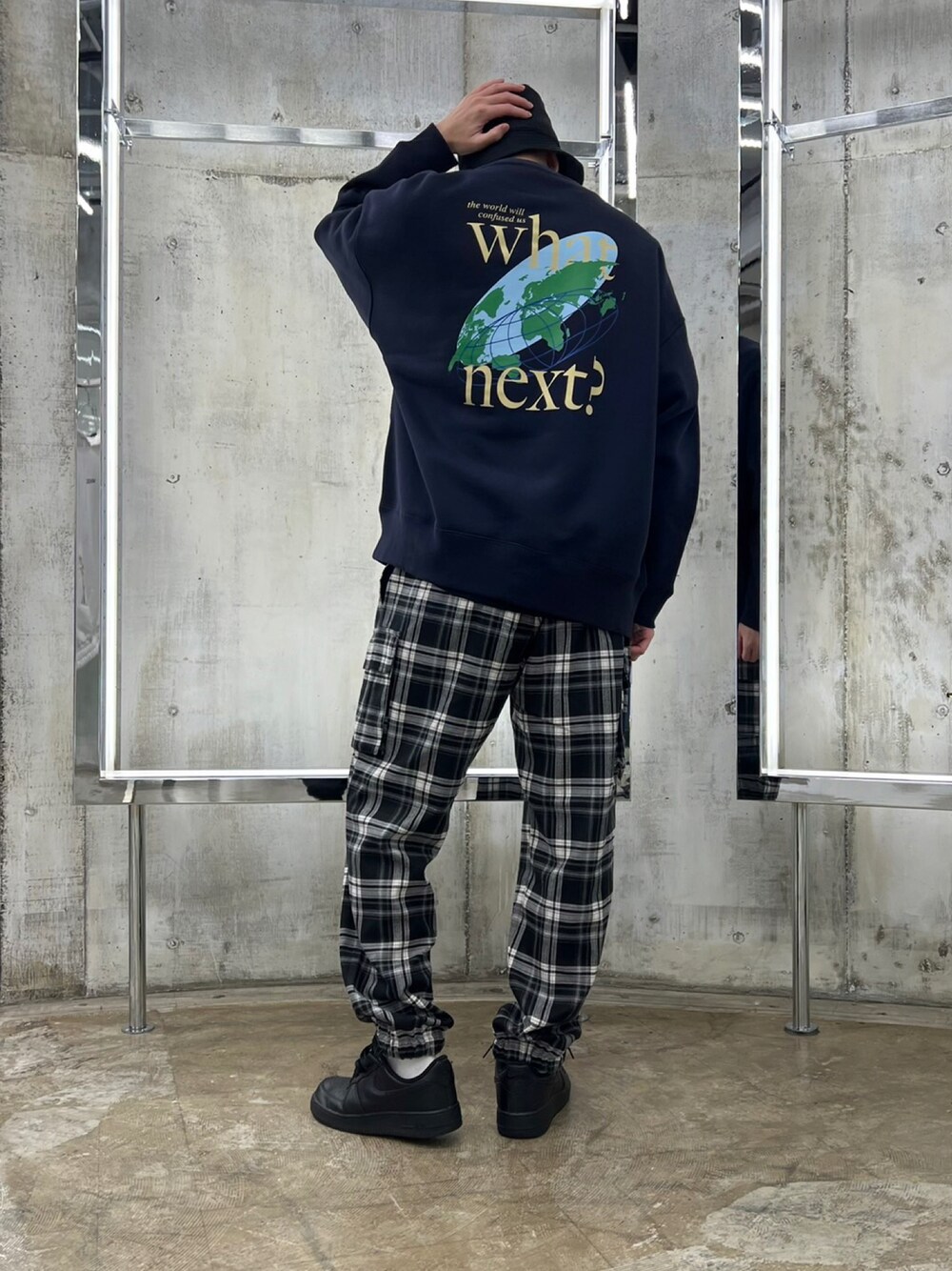 「LEGENDA、ストリートMIX、ストリート、チェックパンツ、カジュアルコーデ、ゆるコーデ、スウェット」｜「LEGENDAのWhat’s NEXT Sweat Shirt（スウェット、ブルー系）」を使った、LEGENDA_TOKYOさん（メンズ・177cm）の秋コーディネートの1枚目の写真