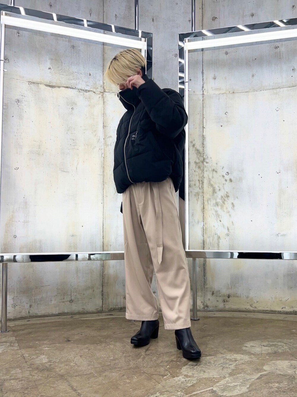 「LEGENDA、ブルゾン、ワイドパンツ、ゆるコーデ、ストリートMIX、今日のコーデ、革靴」｜「LEGENDAのDeformation スタンドネック中綿ジャケット（ブルゾン、ブラック系）」を使った、LEGENDA_TOKYOさん（メンズ・177cm）の秋コーディネートの1枚目の写真