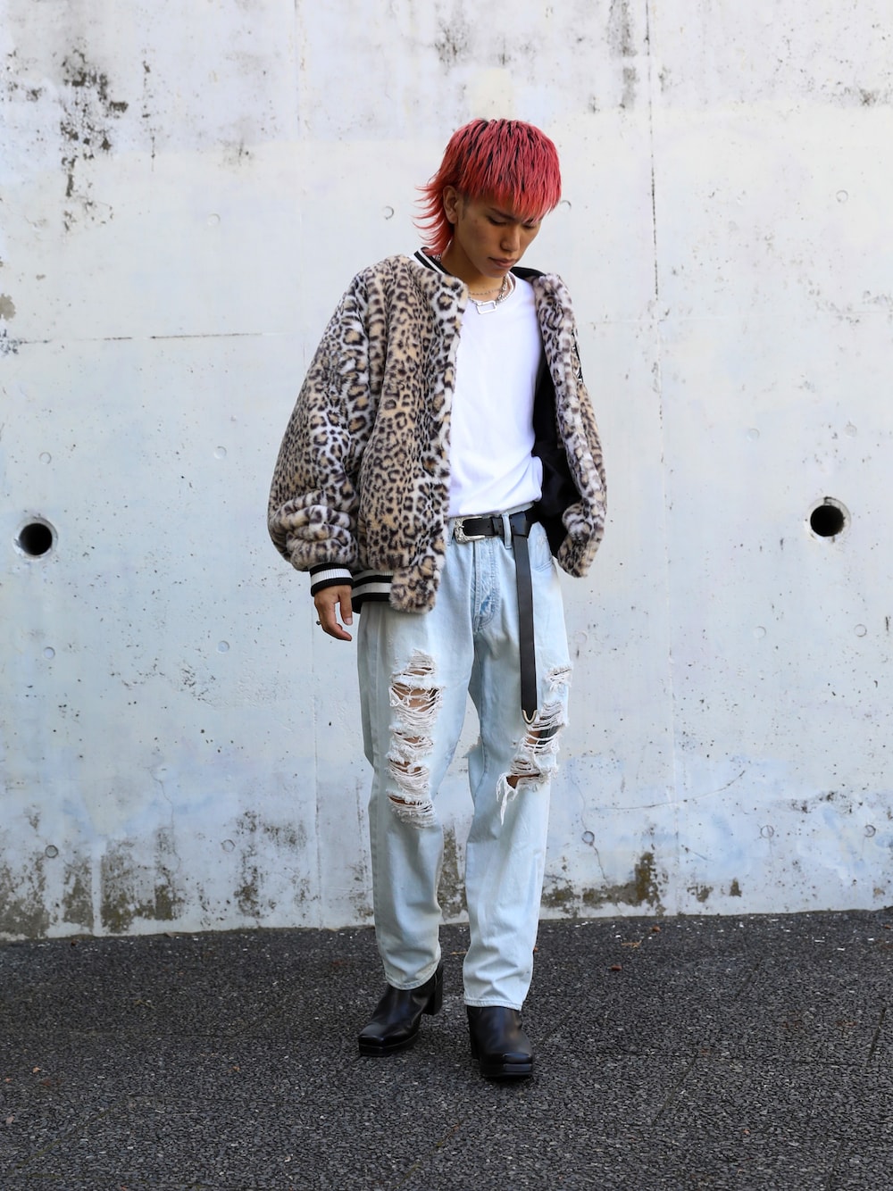 「デニム、ストリート、ファーブルゾン、レオパード、ブーツ」｜「LEGENDAのLG Logo Fur Award Jacket（ブルゾン、その他）」を使った、LEGENDA_TOKYOさん（メンズ・177cm）の秋コーディネートの1枚目の写真