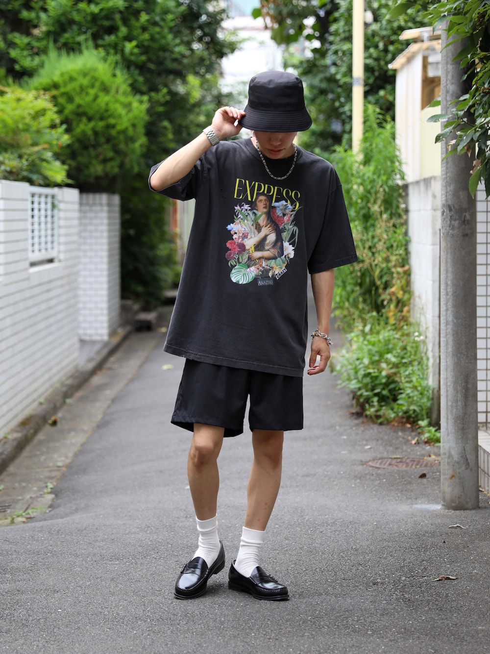 「夏コーデ、シンプルコーデ、シルバーアクセサリー、ビッグT、Tシャツ、スラックス」｜「LEGENDAのMUSEUM "EXPRESS" tee（Tシャツ/カットソー、ブラック系）」を使った、LEGENDA_TOKYOさん（メンズ・177cm）の夏コーディネートの1枚目の写真