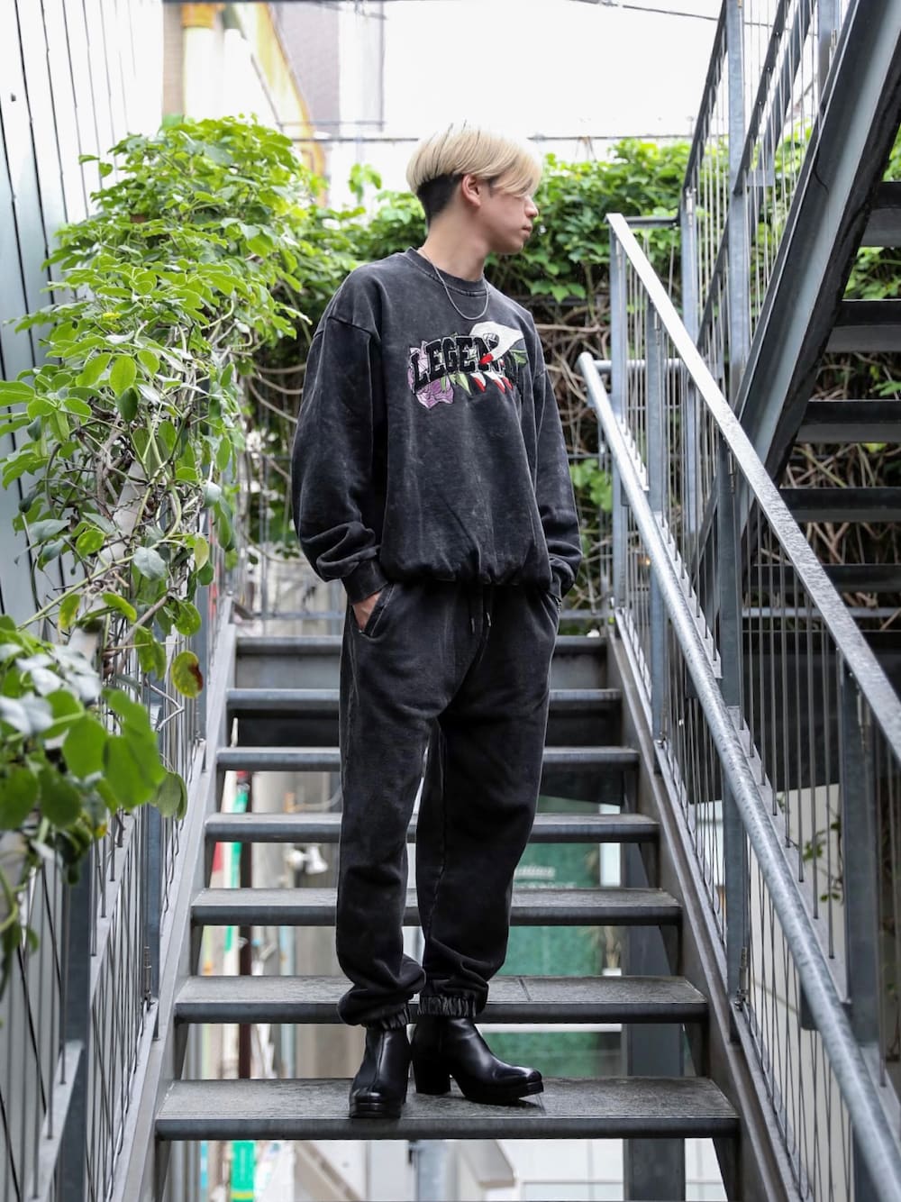 「ストリート、スウェット、セットアップスタイル、今日のコーデ、休日スタイル」｜「LEGENDAのAcid-Wash Hand Rose Sweat Shirts（スウェット、ブラック系）」を使った、LEGENDA_TOKYOさん（メンズ・177cm）の秋コーディネートの1枚目の写真