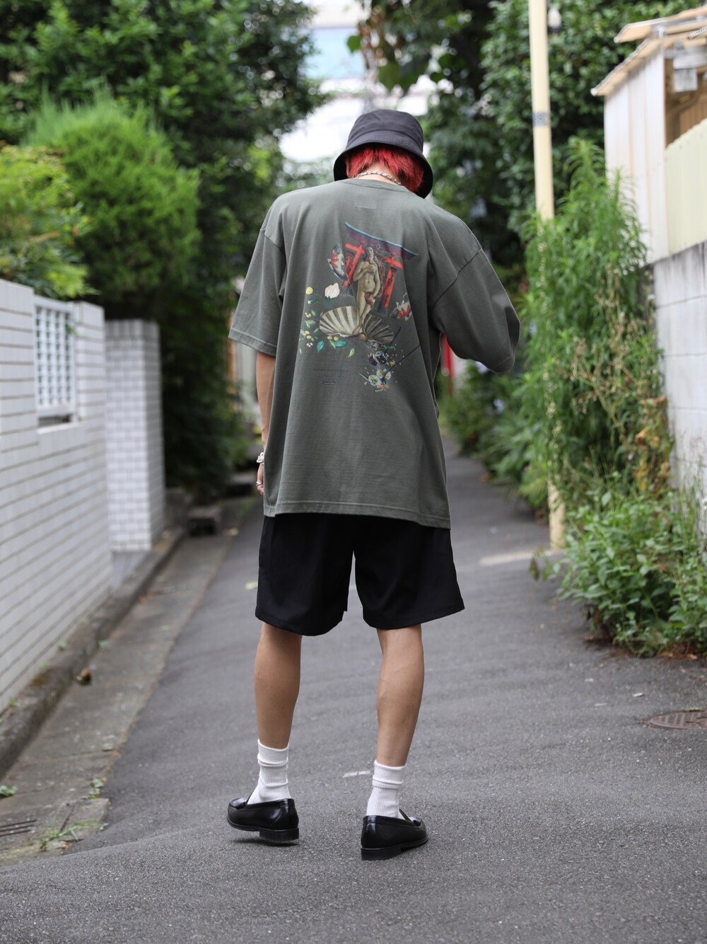 「夏コーデ、シンプル、Tシャツ、ショーツ、オーバーサイズ、ストリート」｜「LEGENDAのアイテム（Tシャツ/カットソー、ブラウン系）」を使った、LEGENDA_TOKYOさん（メンズ・177cm）の夏コーディネートの1枚目の写真