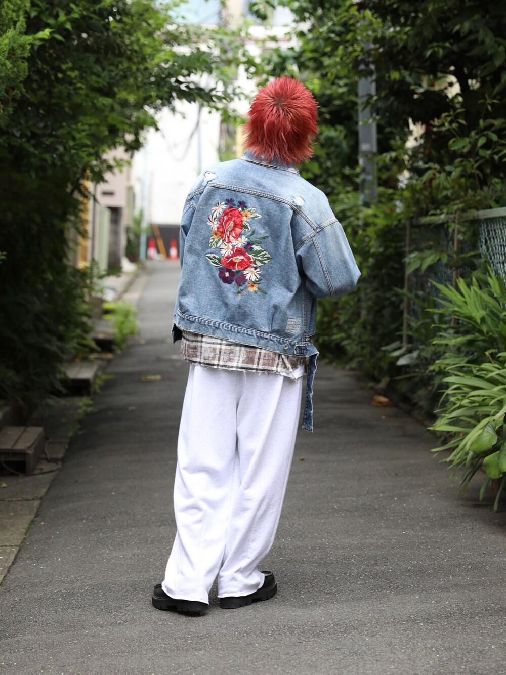 「Gジャンコーデ、スウェットパンツ、ストリートコーデ、カジュアルコーデ、シンプルコーデ、レイヤードスタイル」｜「LEGENDAのFlower Embroidery Short Denim Jacket（デニムジャケット、ブルー系）」を使った、LEGENDA_TOKYOさん（メンズ・177cm）の夏コーディネートの1枚目の写真
