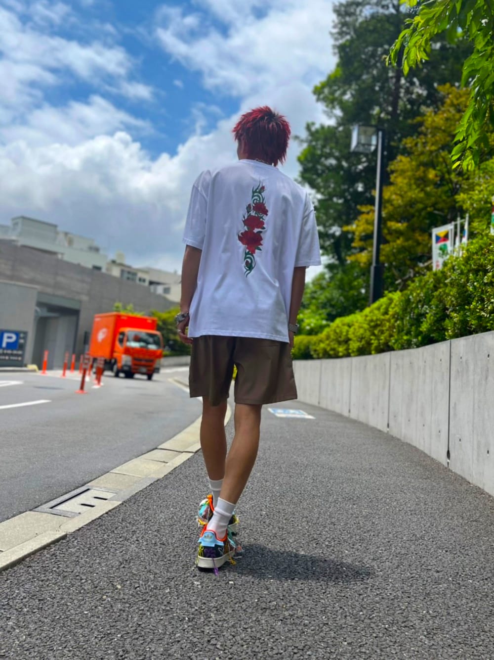 「ストリート、リラックススタイル、カジュアル、オーバーサイズ、スニーカーコーデ、夏、ストリートファッション」｜「LEGENDAのTribal Rose Embroidery T-shirt　＊＊（Tシャツ/カットソー、ホワイト系）」を使った、LEGENDA_TOKYOさん（メンズ・177cm）の夏コーディネートの1枚目の写真