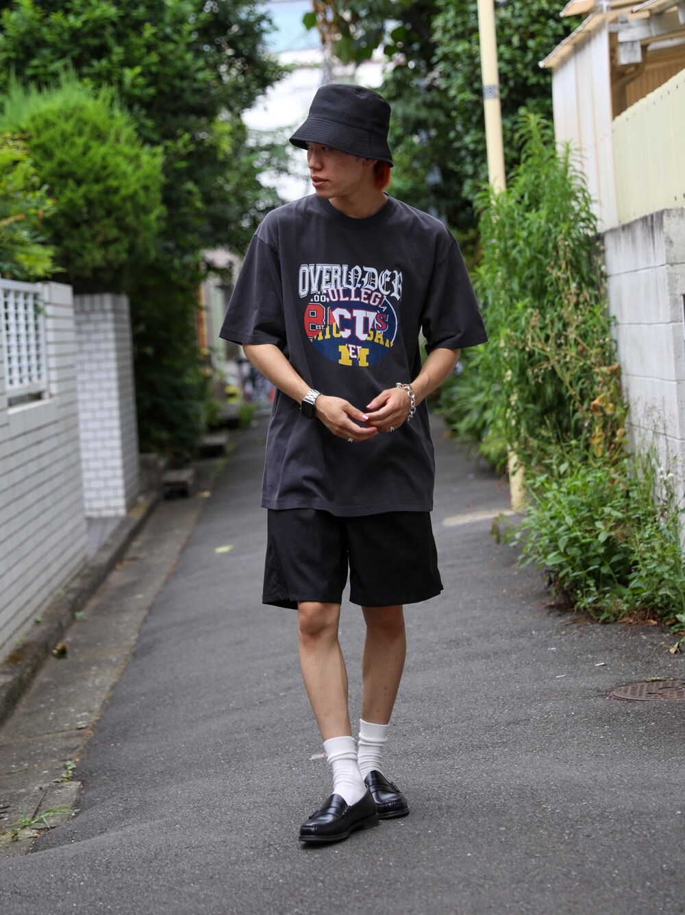 ブラック系のTシャツ/カットソー、ブラック系のその他パンツ、ブラック系のハットを着用したメンズの夏コーディネートの1枚目の写真