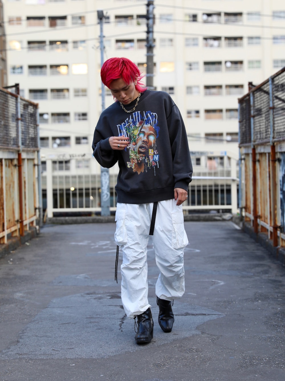 「カジュアルコーデ、ストリートコーデ、スウェット、ナイロンパンツ」｜「LEGENDAのDREAMLAND TOUR Frost Sweatshirt（スウェット、ブラック系）」を使った、LEGENDA_TOKYOさん（メンズ・177cm）の冬コーディネートの1枚目の写真