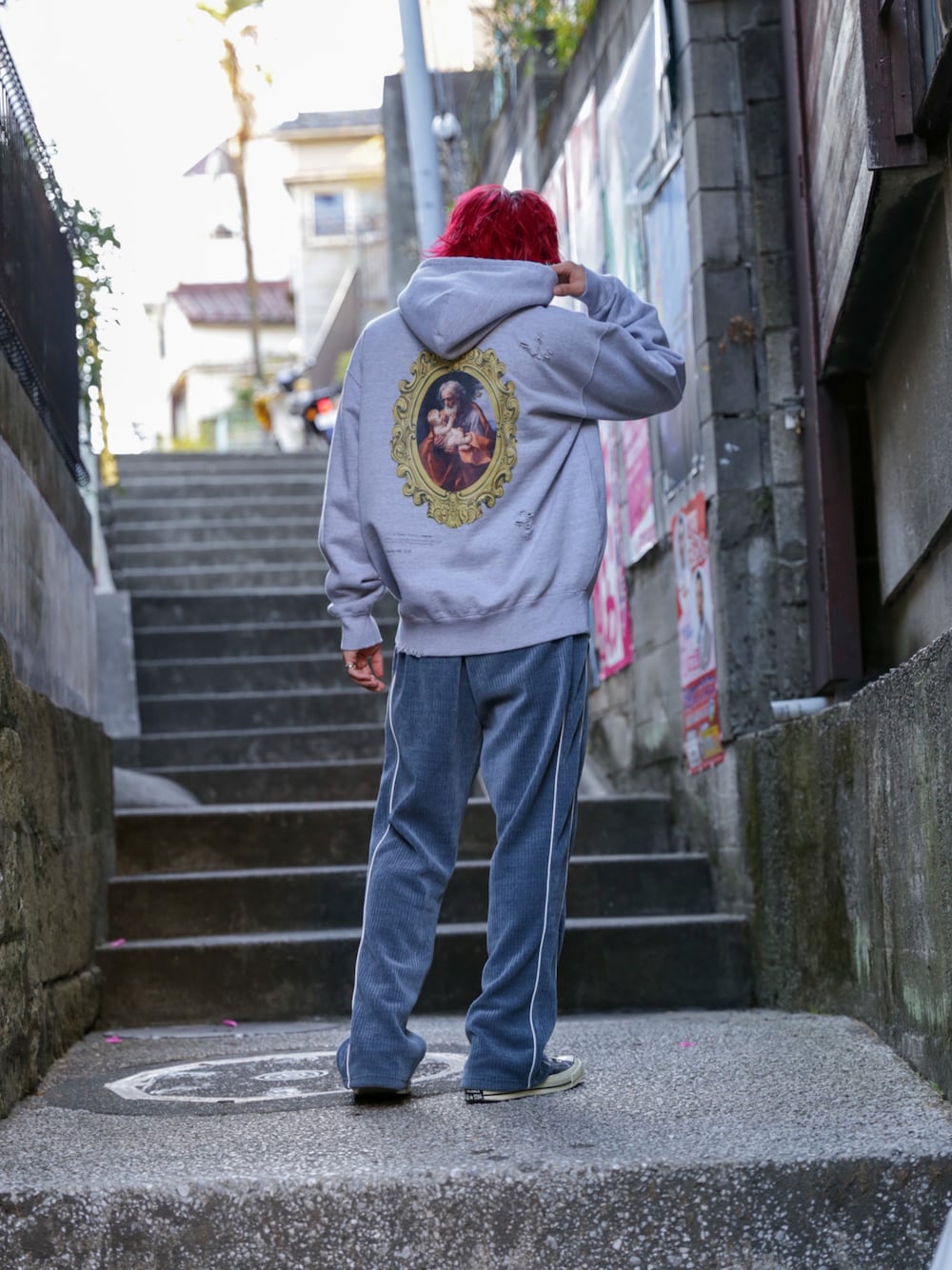 「シンプルコーデ、ストリート、パーカー、コーデュロイ、ダメージ、フレアパンツ」｜「LEGENDAのレジェンダ The Nativity デストロイド フーディー / LEGENDA The Nativity Destroyed Hoodie（パーカー、グレー系）」を使った、LEGENDA_TOKYOさん（メンズ・177cm）の冬コーディネートの1枚目の写真