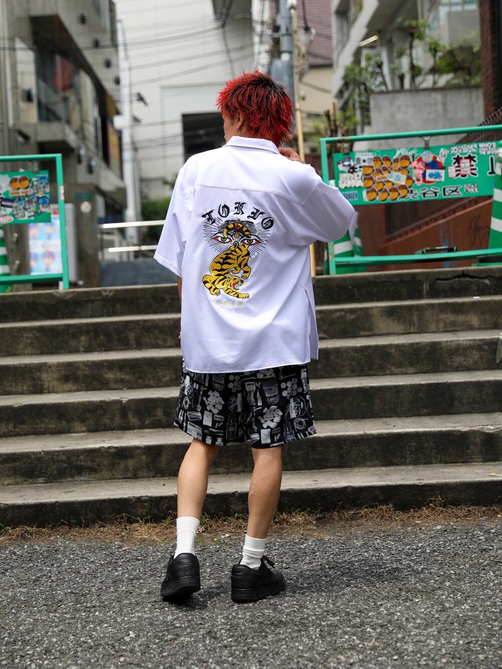 ホワイト系のシャツ/ブラウス、ホワイト系のその他パンツを着用したメンズの夏コーディネートの1枚目の写真