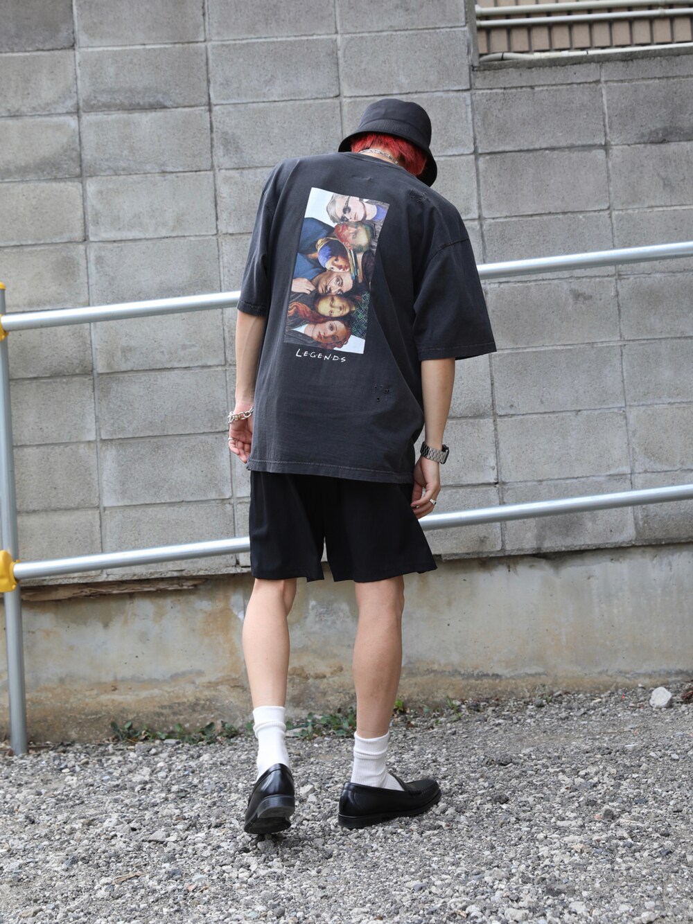 「カジュアルコーデ、シンプルコーデ、Tシャツ、ショーツ、ラフコーデ、絵画」｜「LEGENDAのMUSEUM "L.G.E.N.D.S" tee（Tシャツ/カットソー、ブラック系）」を使った、LEGENDA_TOKYOさん（メンズ・177cm）の夏コーディネートの1枚目の写真