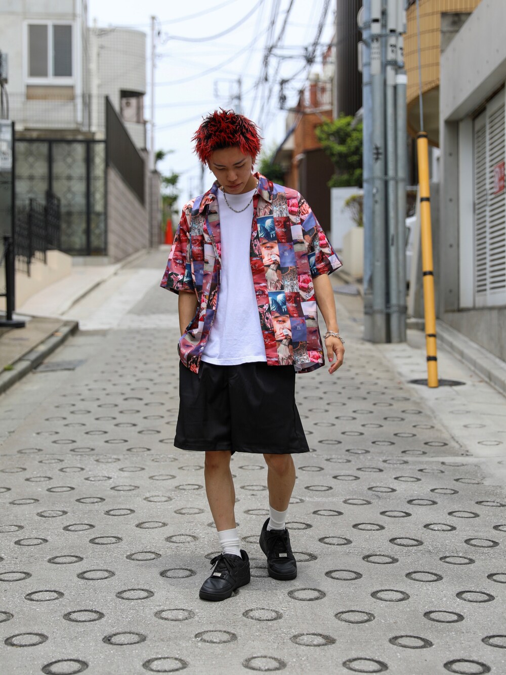 レッド系のシャツ/ブラウス、グリーン系のその他パンツを着用したメンズの夏コーディネートの1枚目の写真