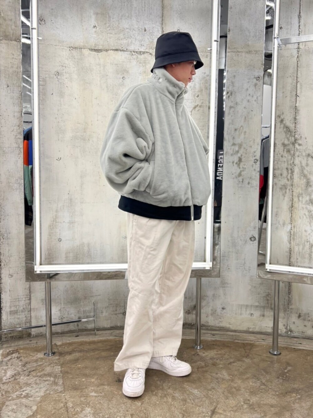 グレー系のその他アウター、ベージュ系のその他パンツ、ブラック系のハットを着用したメンズの秋コーディネートの1枚目の写真