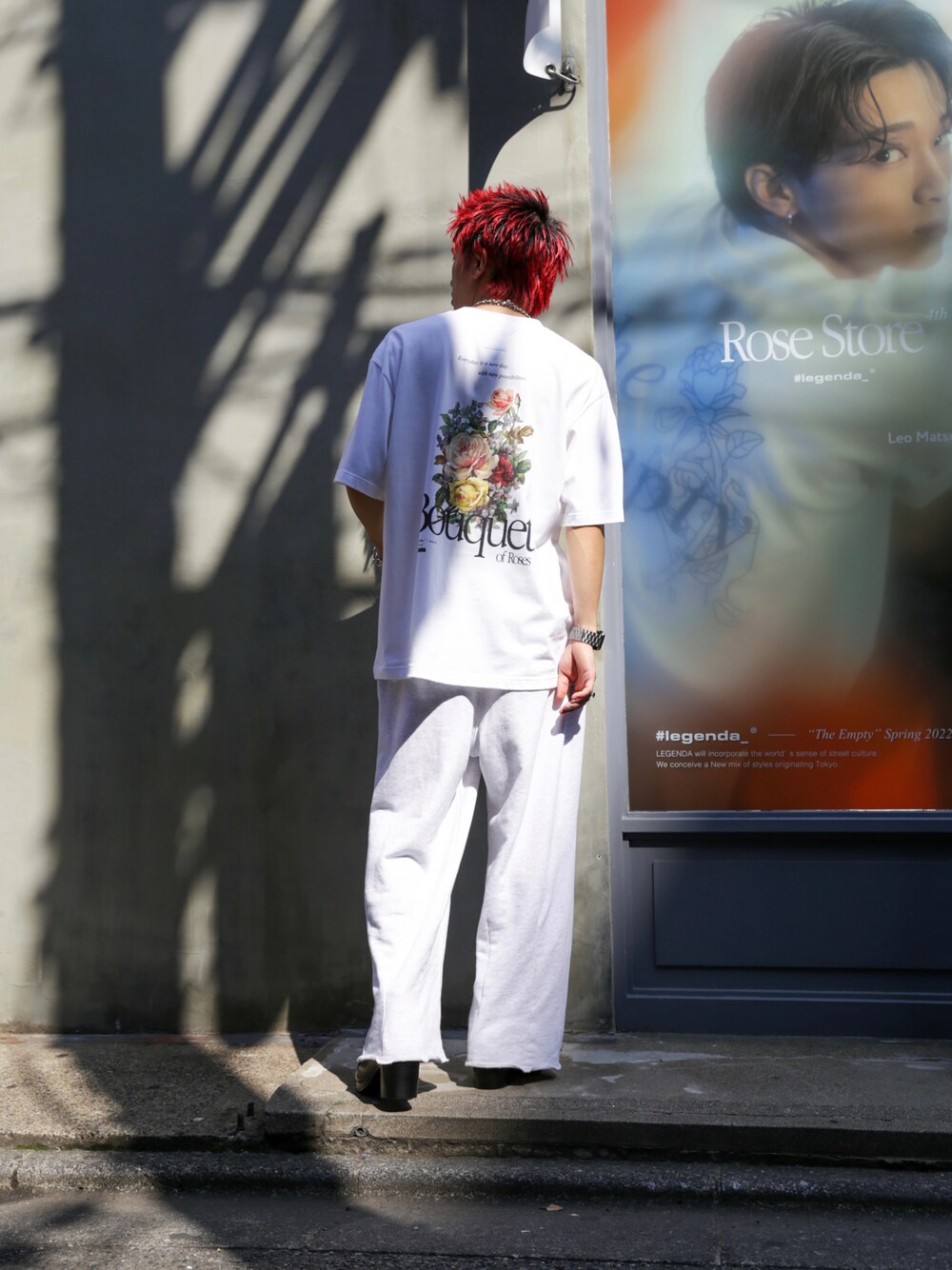 「ストリート、ビッグシルエット、カジュアル、ブーツスタイル、スウェットパンツ、Tシャツ」｜「LEGENDAのアイテム（Tシャツ/カットソー、ホワイト系）」を使った、LEGENDA_TOKYOさん（メンズ・177cm）の夏コーディネートの1枚目の写真