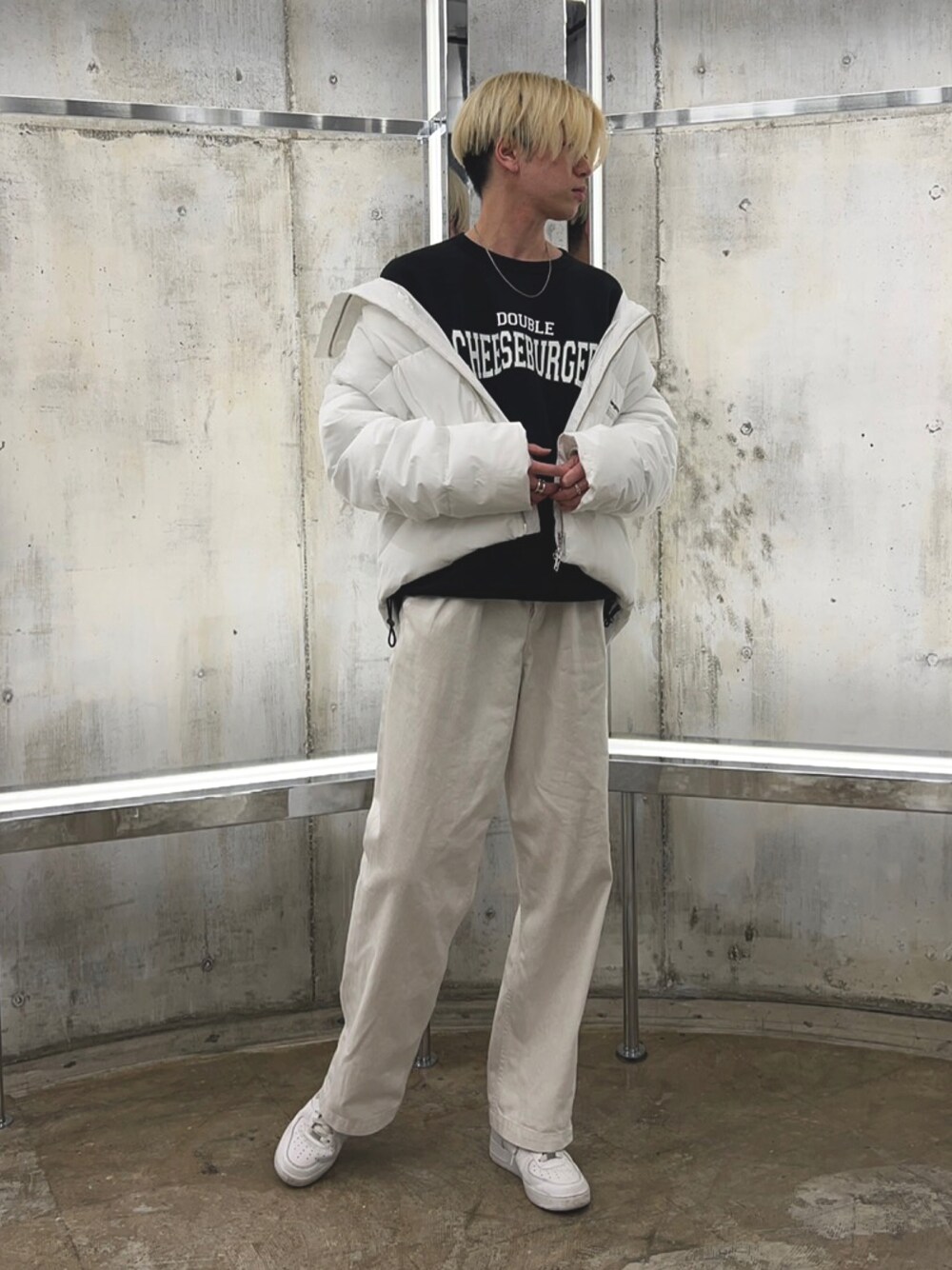 「LEGENDA、ストリート、ホワイトコーデ、シンプルコーデ、大人コーデ、韓国ファッション、スニーカー」｜「LEGENDAの2Tuck Straight Wide Trousers（その他パンツ、ホワイト系）」を使った、LEGENDA_TOKYOさん（メンズ・177cm）の秋コーディネートの1枚目の写真