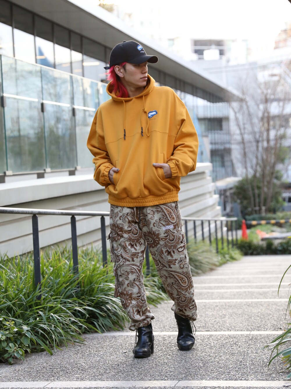 「ストリート、パーカー、カーゴパンツ、ペイズリー」｜「LEGENDAのレジェンダ Blue Lip エンブロイダリー キャップ  / LEGENDA Blue Lip Embroidery Cap（キャップ、ブラック系）」を使った、LEGENDA_TOKYOさん（メンズ・177cm）の春コーディネートの1枚目の写真