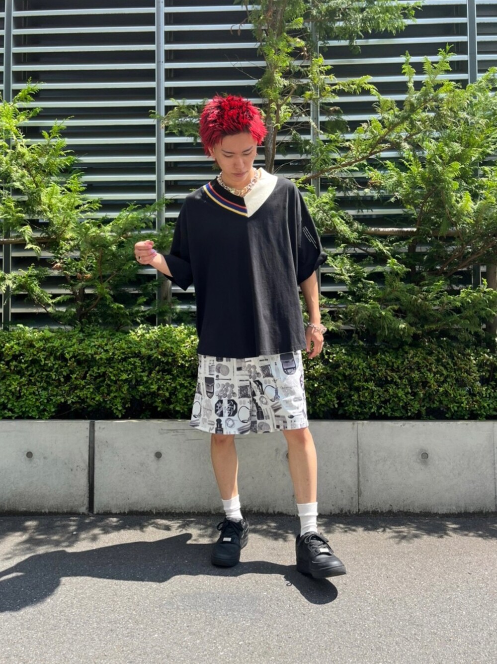 「ビッグシルエット、スニーカーコーデ、モノトーンコーデ、ストリート、カジュアル」｜「LEGENDAのDrug Pattern ワイドショートパンツ ＊（その他パンツ、ホワイト系）」を使った、LEGENDA_TOKYOさん（メンズ・177cm）の夏コーディネートの1枚目の写真