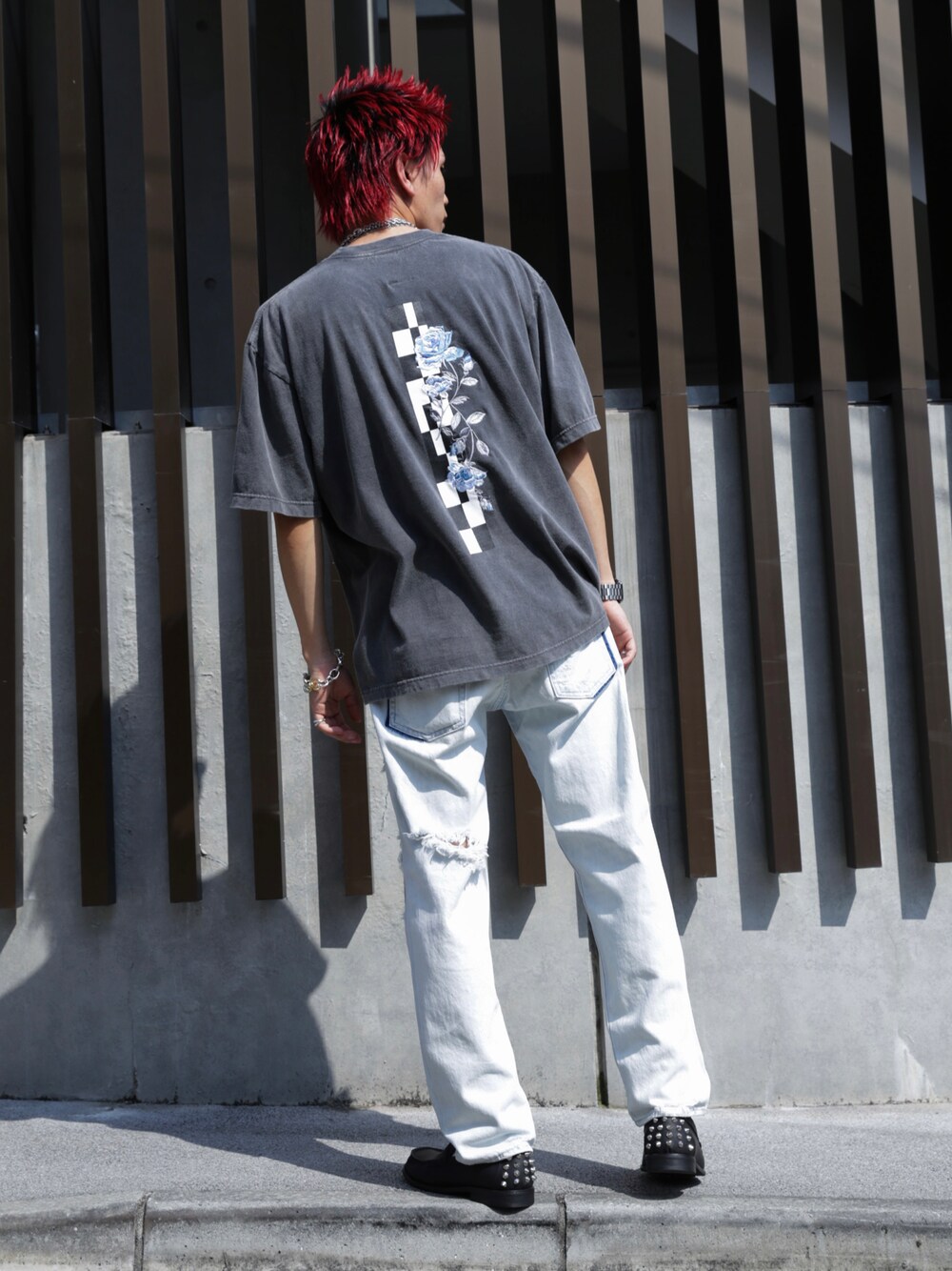 ブラック系のTシャツ/カットソー、ブルー系のデニムパンツ、ブラック系のローファーを着用したメンズの夏コーディネートの1枚目の写真