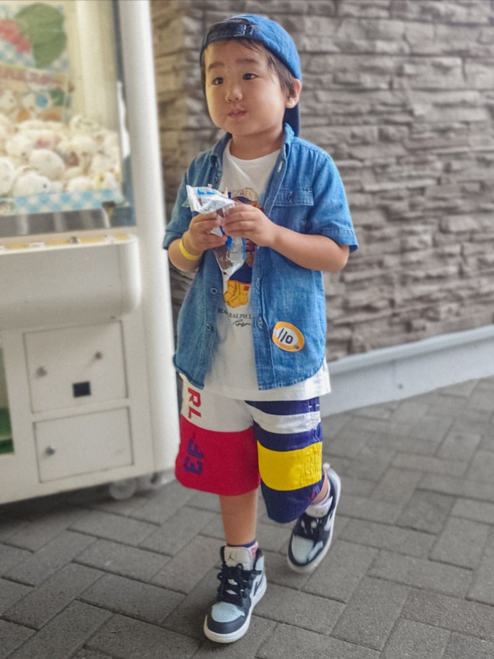 ブルー系のシャツ/ブラウス、ホワイト系のTシャツ/カットソー、その他のその他パンツを着用したキッズの夏コーディネートの1枚目の写真