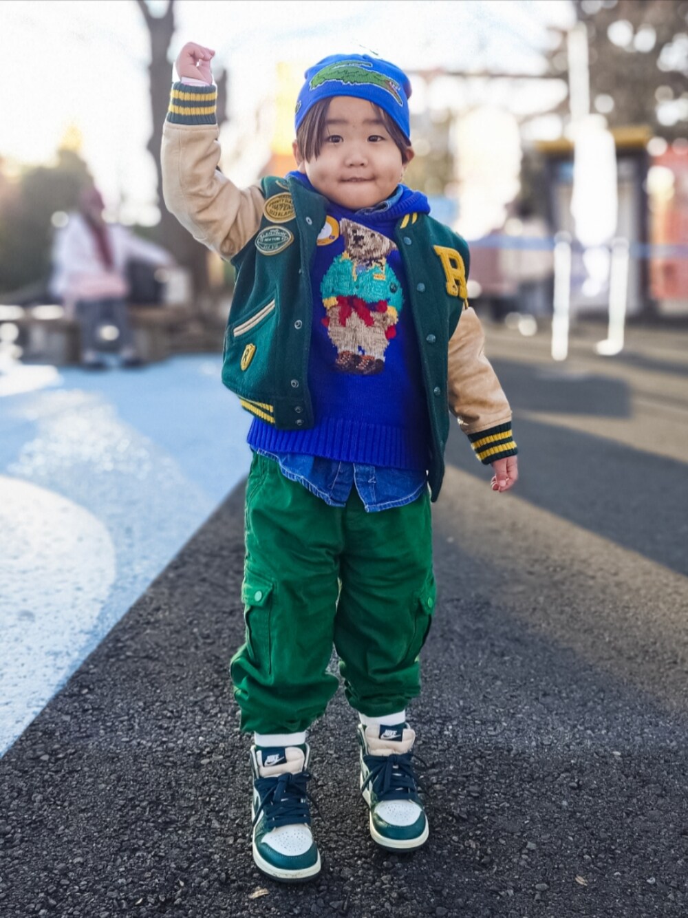 グリーン系のスタジャン、ブルー系のニット/セーター、ブルー系のシャツ/ブラウスを着用したキッズの冬コーディネートの1枚目の写真