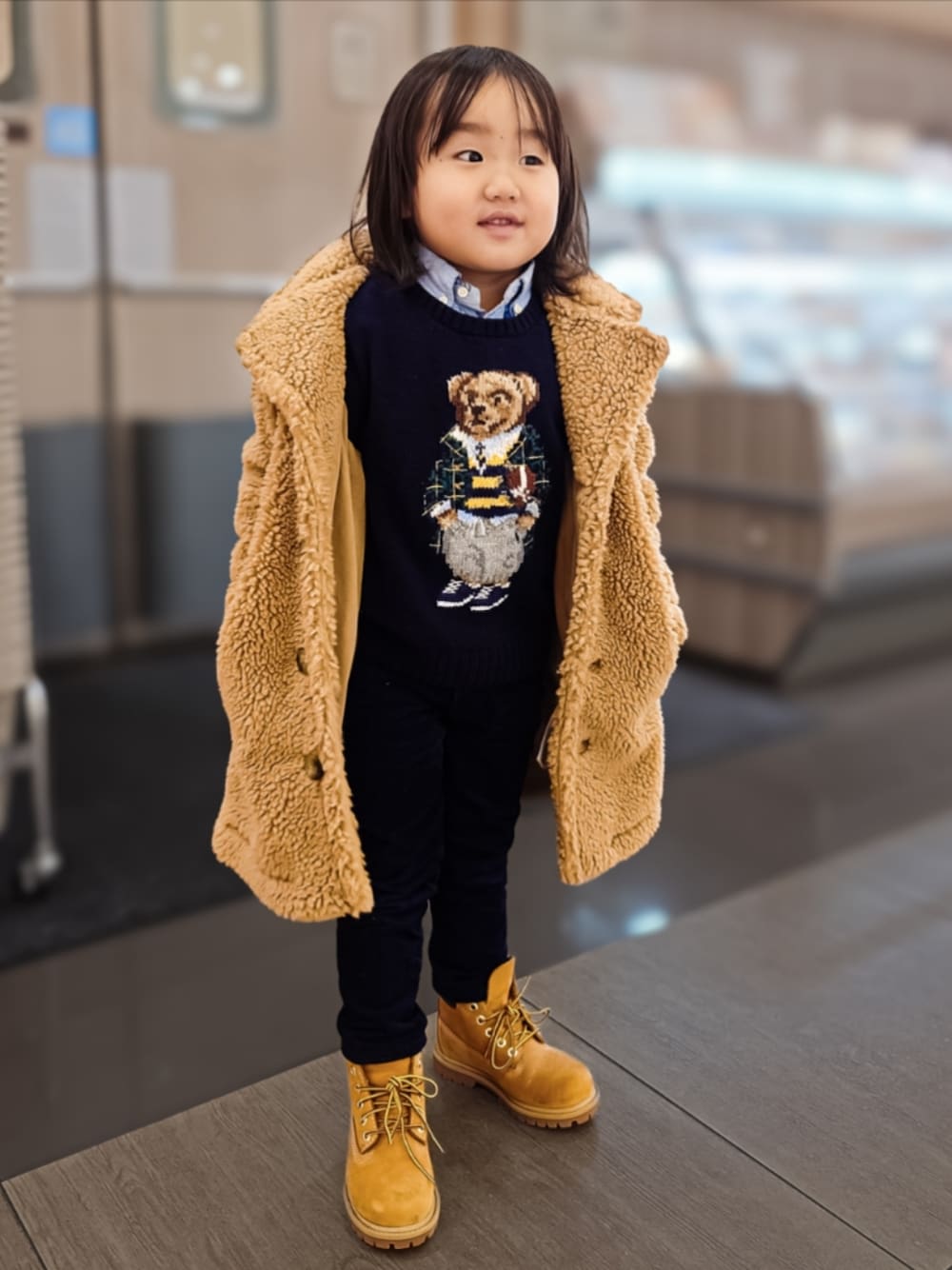 ブラウン系のその他アウター、ブルー系のニット/セーター、ブルー系のシャツ/ブラウスを着用したキッズの冬コーディネートの1枚目の写真