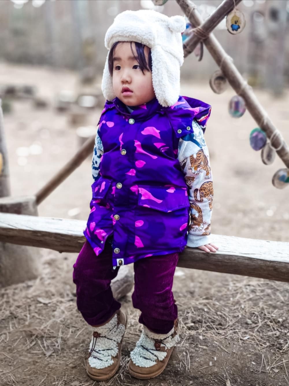 パープル系のダウンジャケット/コート、グレー系のスウェット、レッド系のシャツ/ブラウスを着用したキッズの冬コーディネートの1枚目の写真