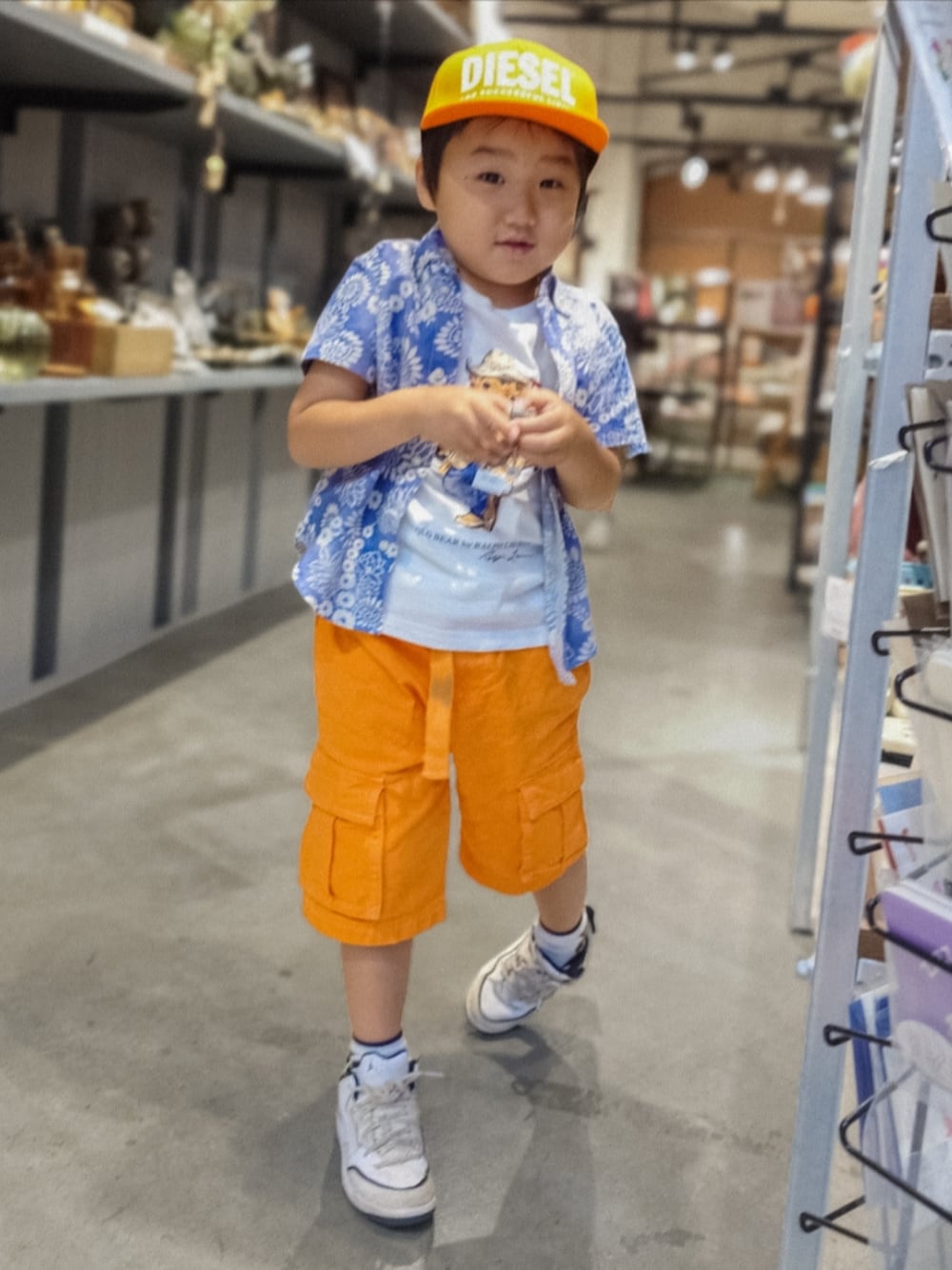 ブルー系のシャツ/ブラウス、ホワイト系のTシャツ/カットソー、オレンジ系のパンツを着用したキッズの夏コーディネートの1枚目の写真