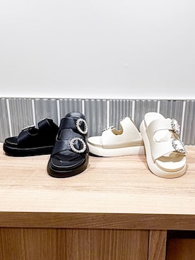 「grove（グローブ）の【キラキラビジューがポイント】厚底ダブルビジューバックルサンダル（サンダル、ホワイト系）」を使った、rhythmさん（レディース）の夏コーディネート