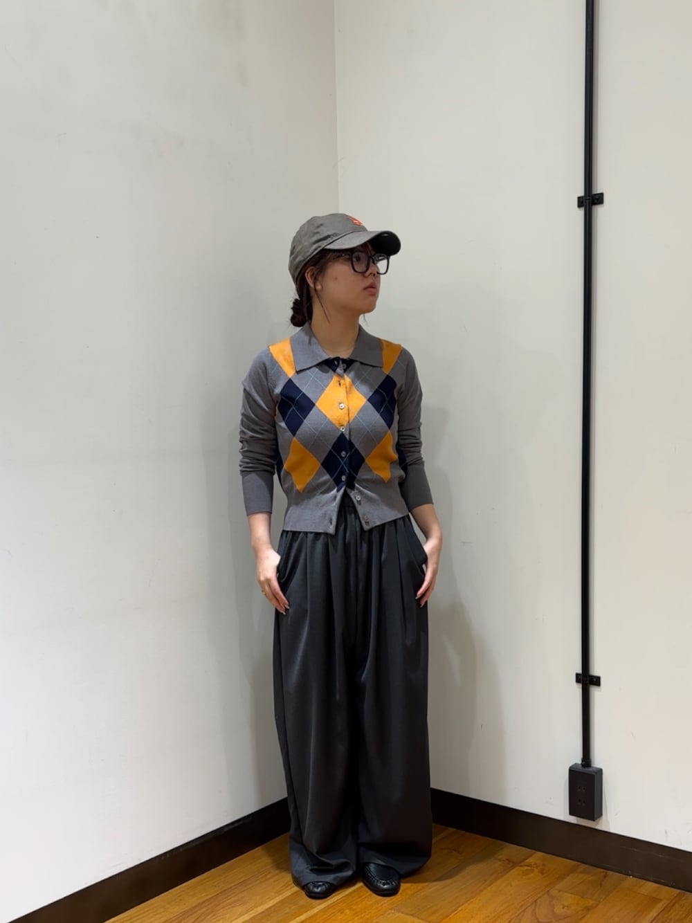 グレー系のカーディガン/ボレロ、グレー系のその他パンツ、ブラック系のローファーを着用したレディースの秋コーディネートの1枚目の写真