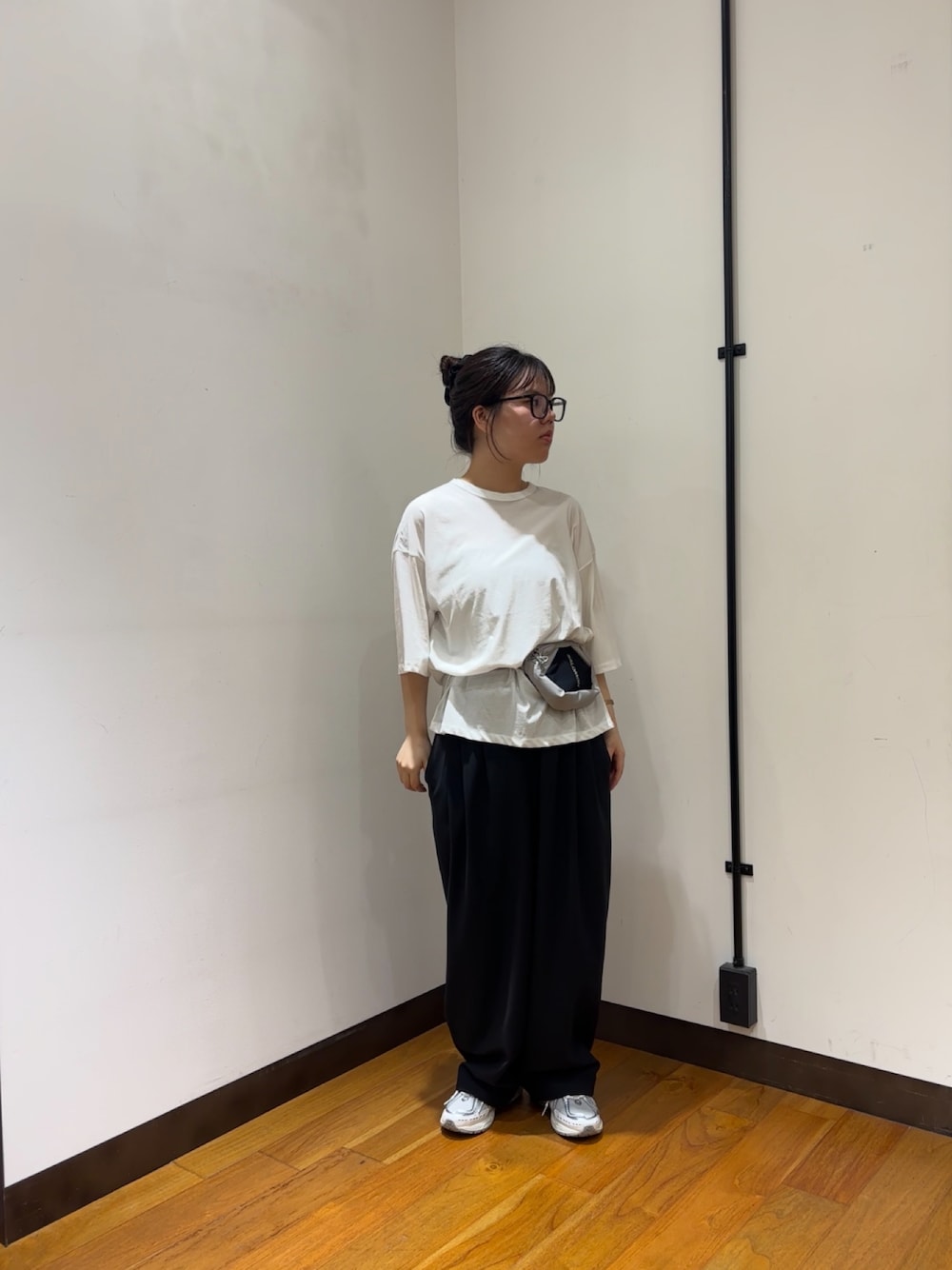 ホワイト系のTシャツ/カットソー、ホワイト系のボディバッグ/ウエストポーチ、ブラック系のその他パンツを着用したレディースの夏コーディネートの1枚目の写真
